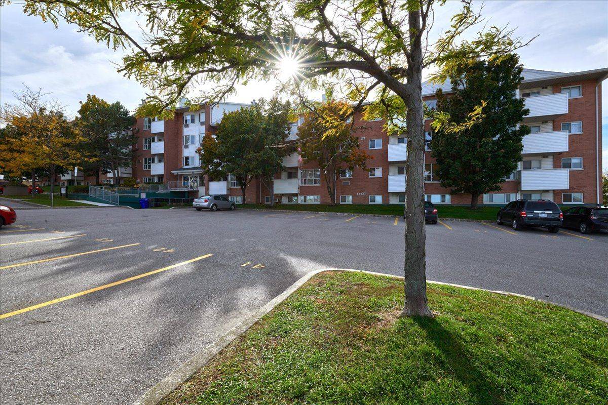 Barrie, ON L4M 3J3,126 Bell Farm RD #B07