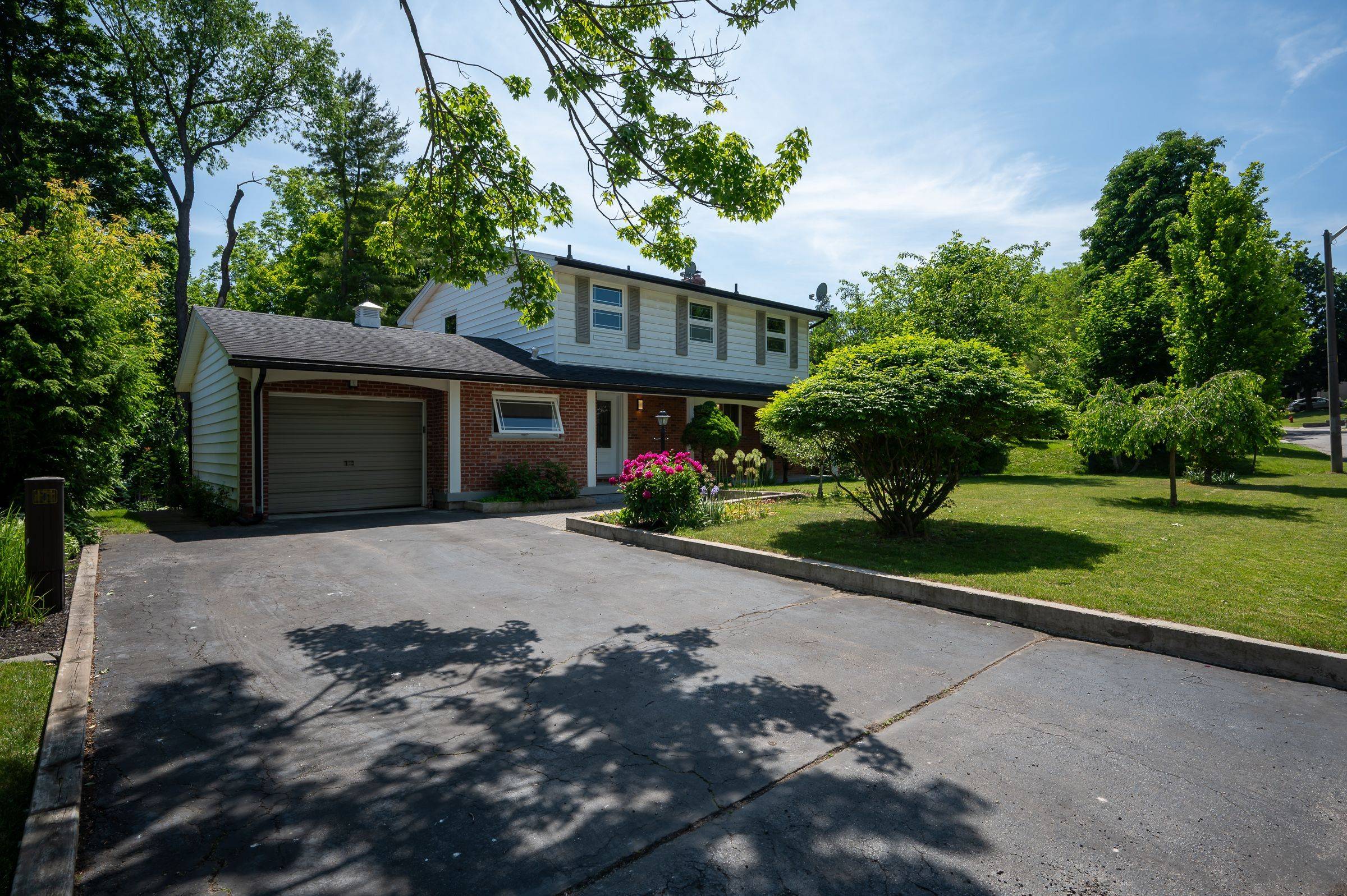 Hamilton, ON L9H 4G2,85 Robinhood DR