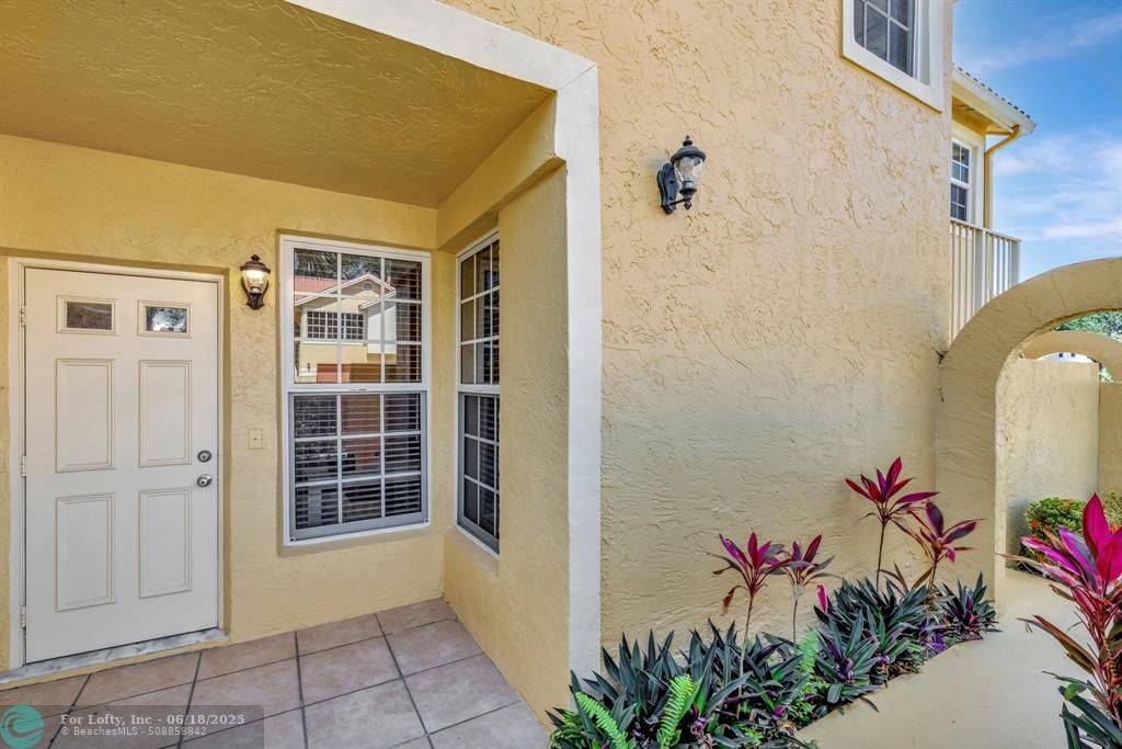 Lauderdale By The Sea, FL 33062,2121 S Ocean Blvd  #302