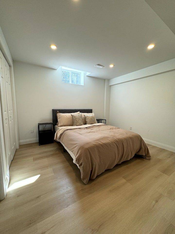 Newmarket, ON L3X 2C9,293 Narinia CRES #Lower Level
