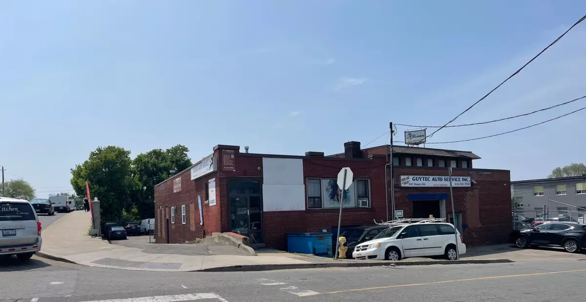 Toronto W03, ON M6M 1C2,642 Rogers RD