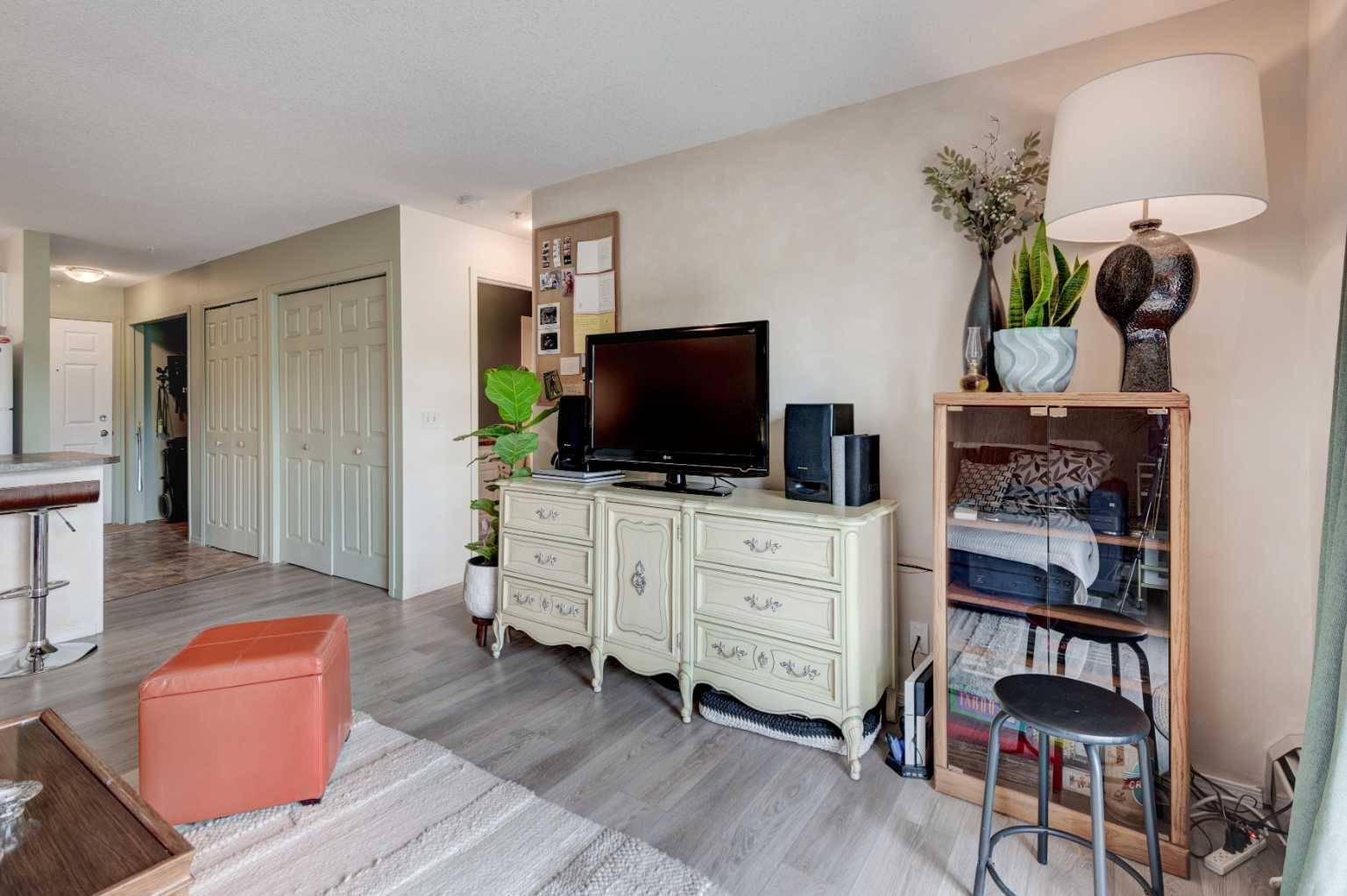 Okotoks, AB T1S 0E2,174 Railway ST N #104