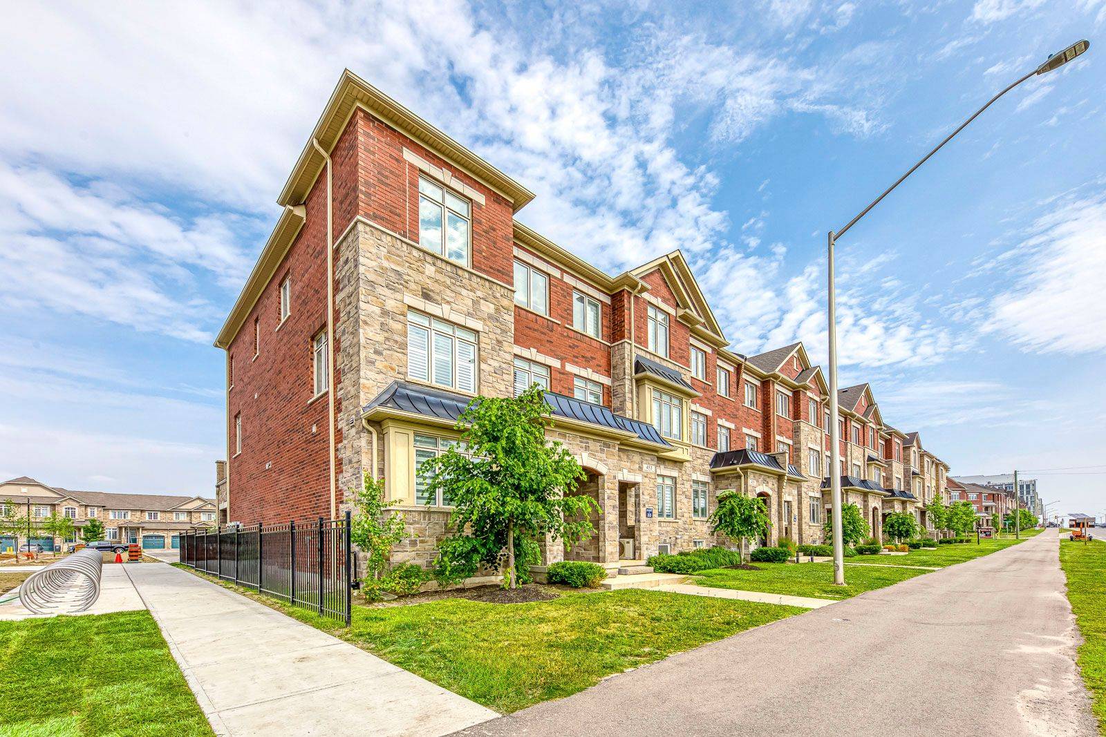 451 Dundas ST E, Oakville, ON L6H 3P4