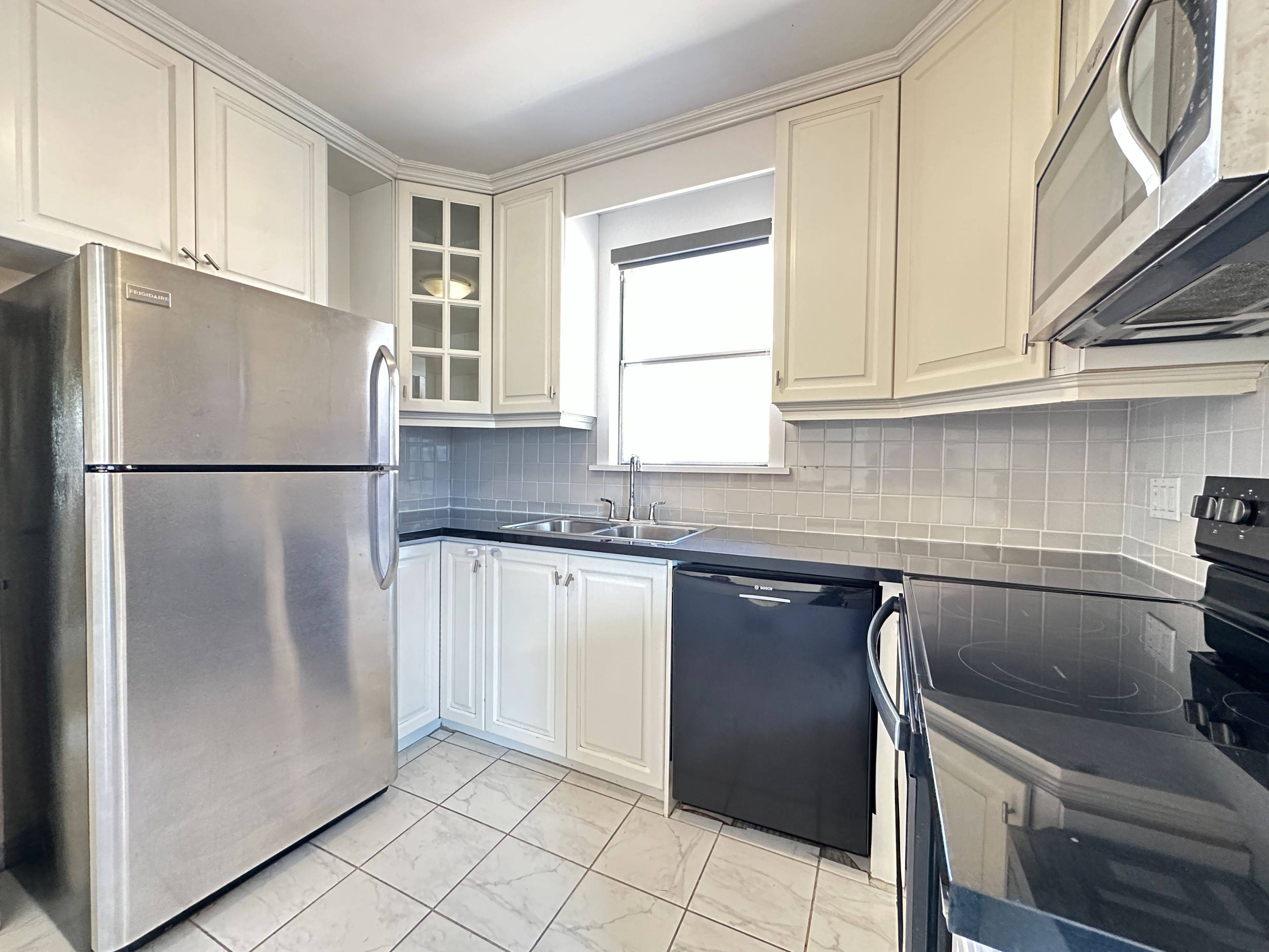 Toronto C04, ON M6A 1R3,56 Regina AVE #Main