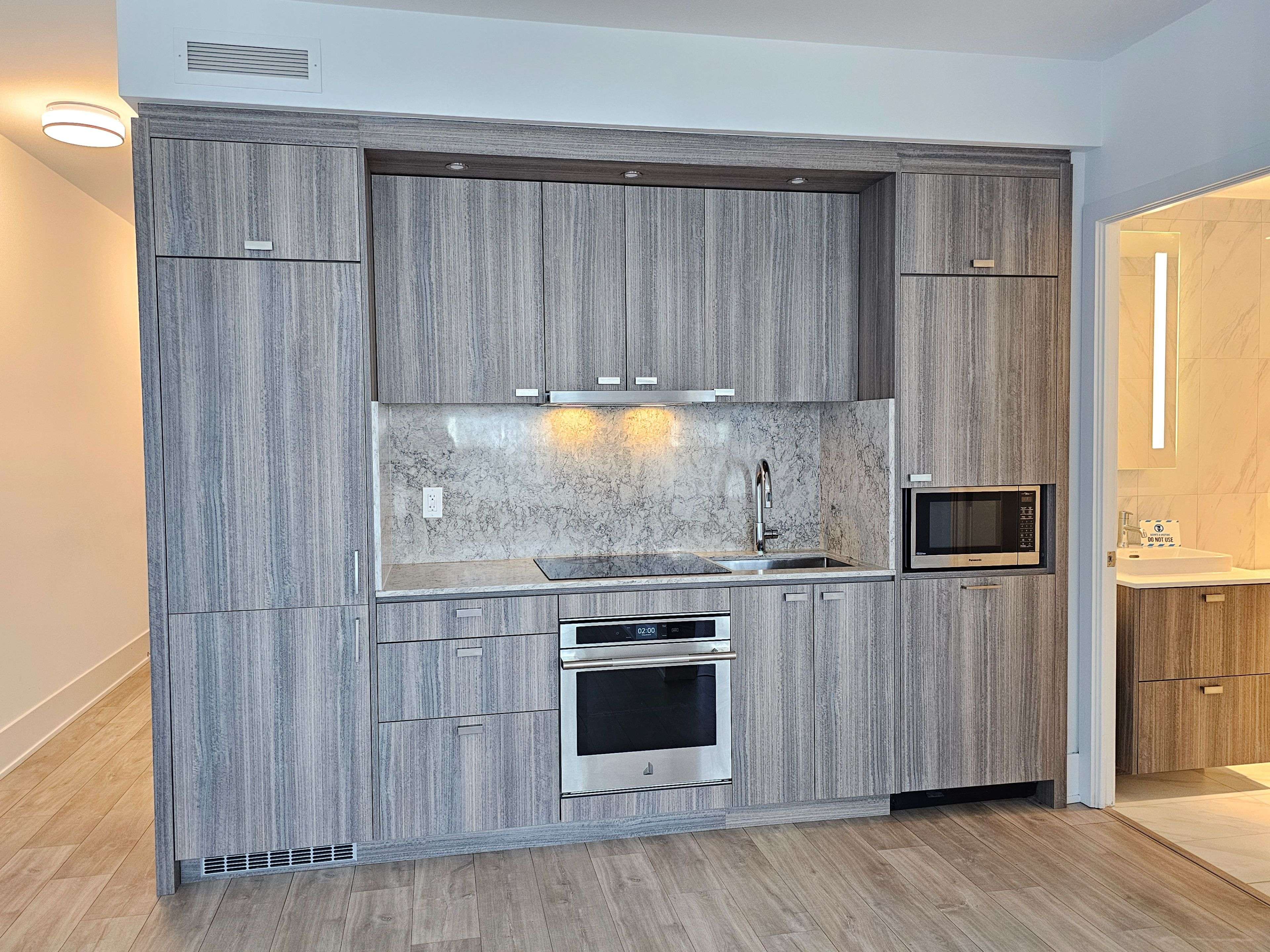 Toronto C01, ON M5V 0V6,470 Front ST W #1110