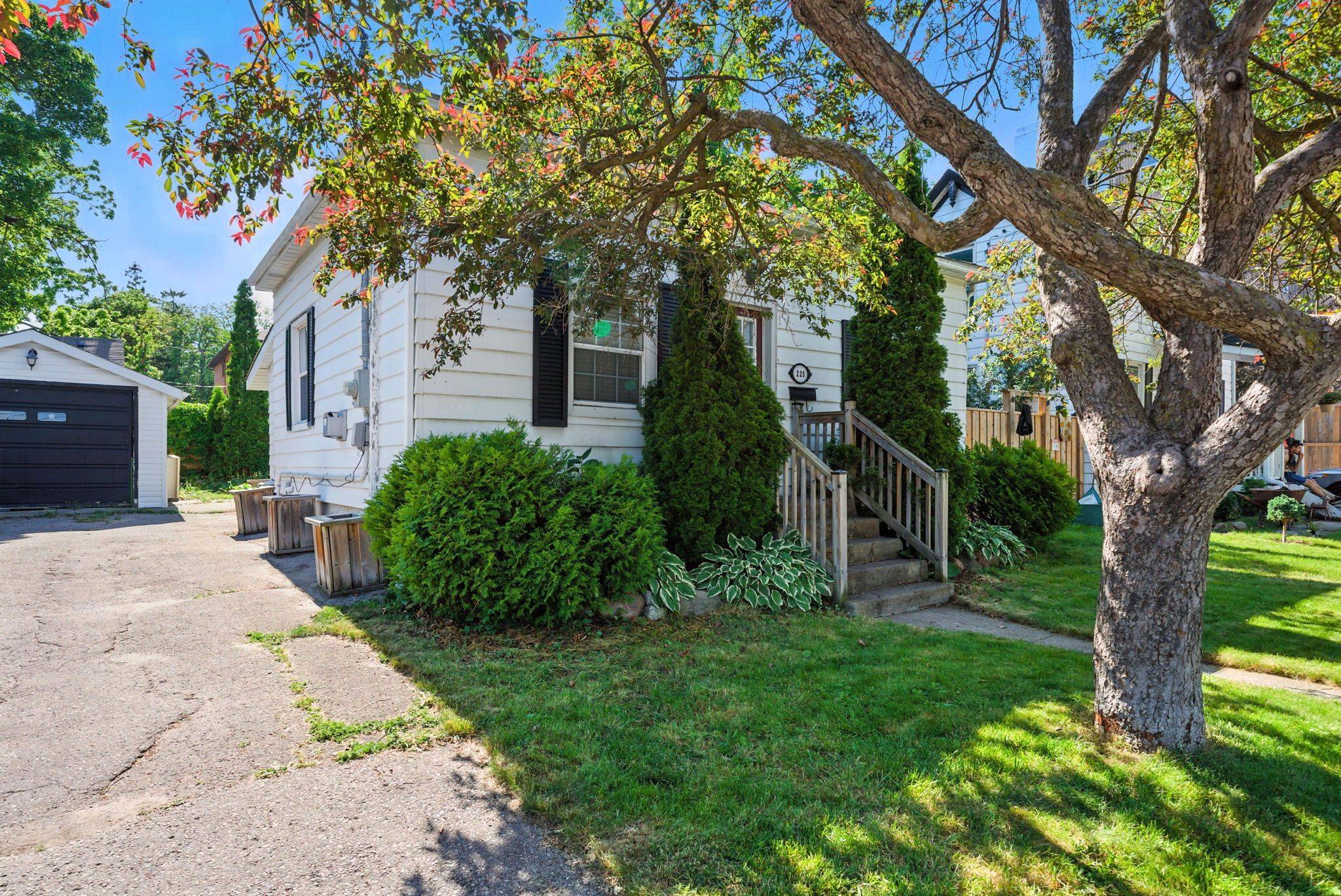 Whitby, ON L1N 4V8,220 Centre ST S
