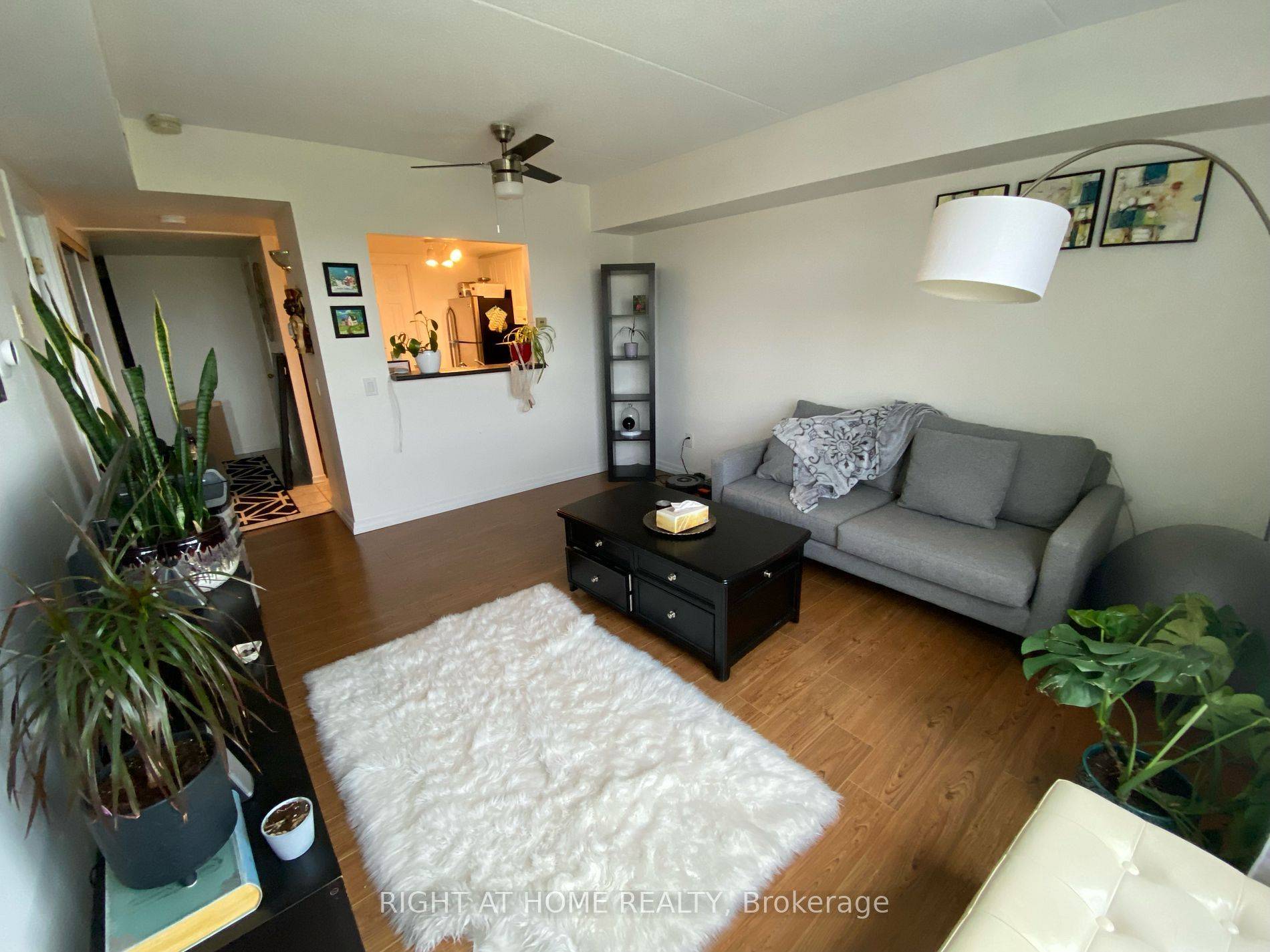 Aurora, ON L4G 1J3,160 Wellington ST E #517
