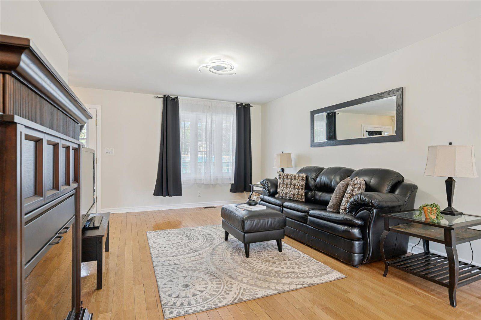 Georgina, ON L4P 2C2,362 The Queensway WAY S