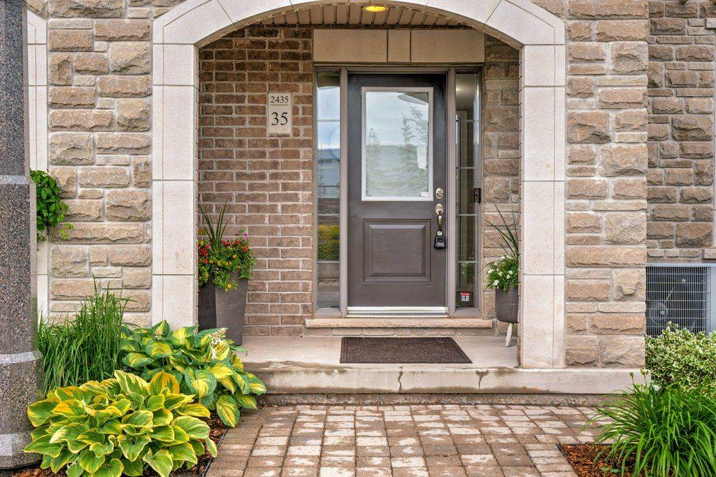 Oakville, ON L6M 0S4,2435 Greenwich DR #35