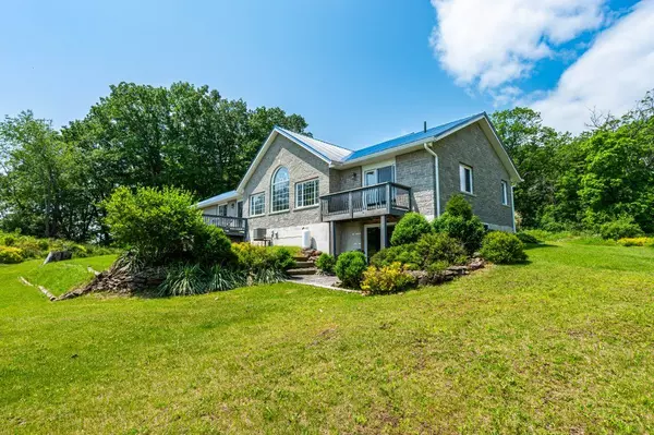 32 Chisamore Pt RD, Front Of Leeds & Seeleys Bay, ON K7G 2V4