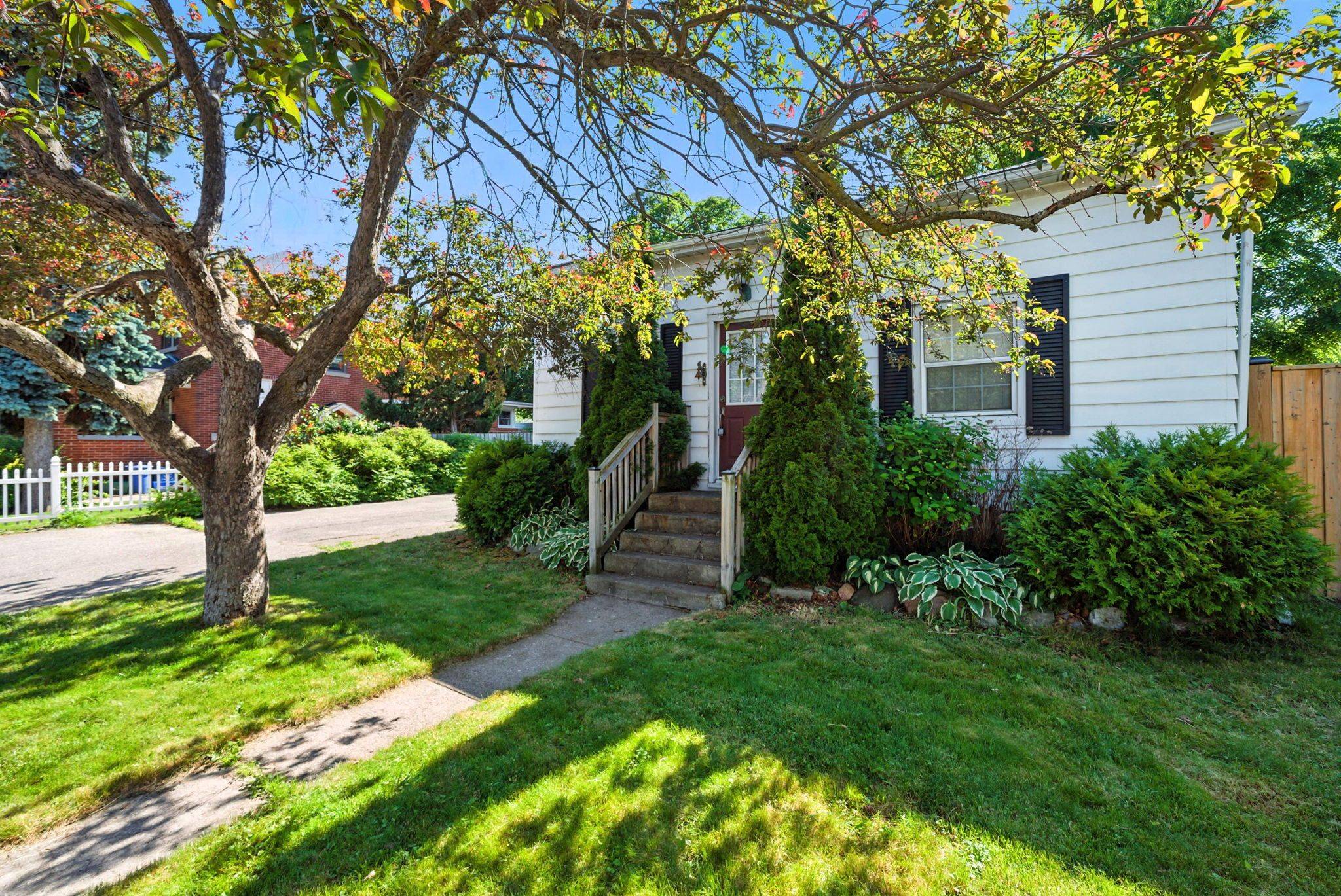 Whitby, ON L1N 4V8,220 Centre ST S