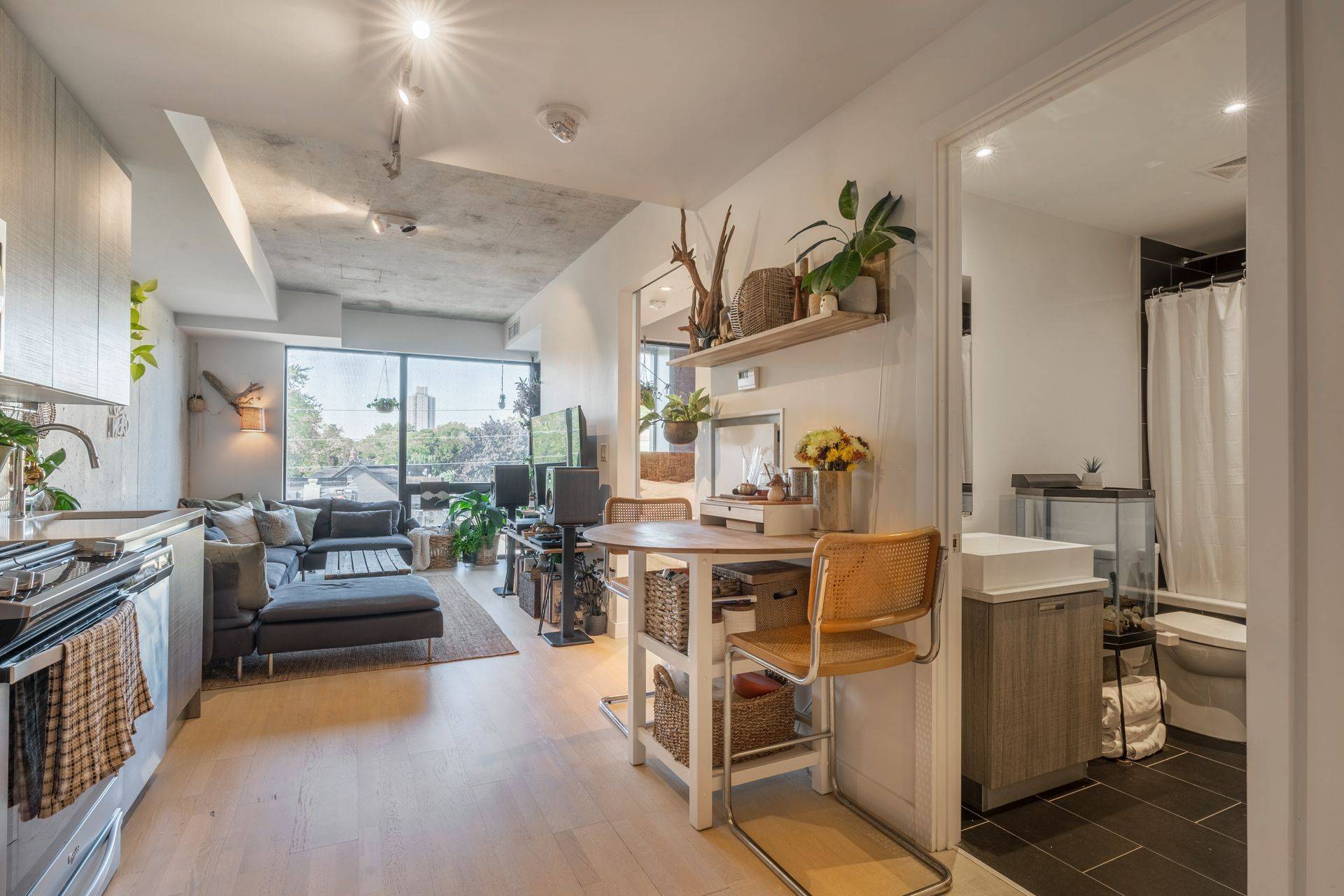 Toronto E01, ON M4M 0E9,246 Logan AVE #411