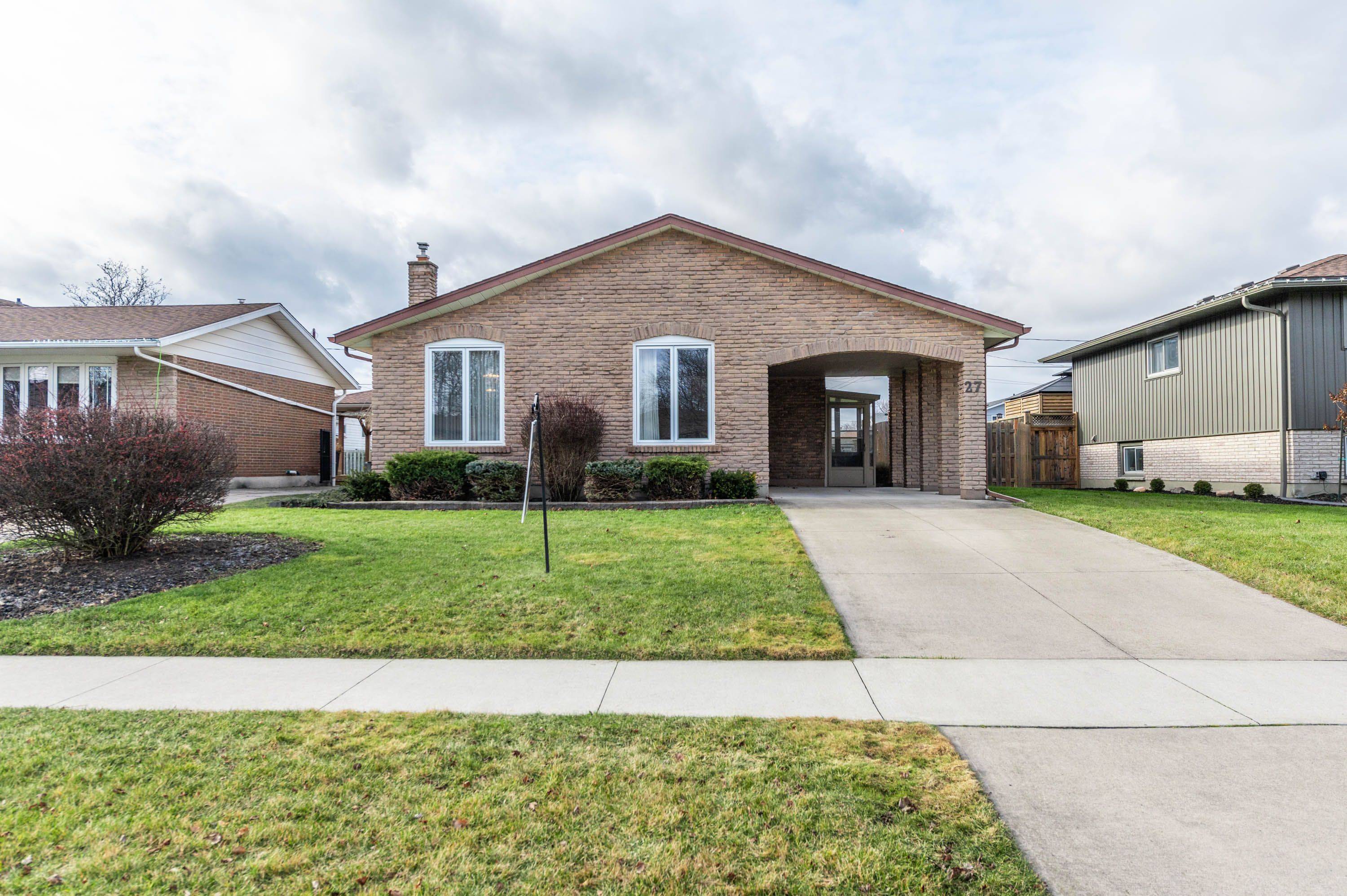 27 Trelawn Pkwy E, Welland, ON L3C 1W4