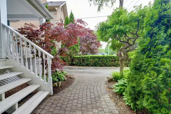 Oakville, ON L6J 2J9,322 Pine AVE