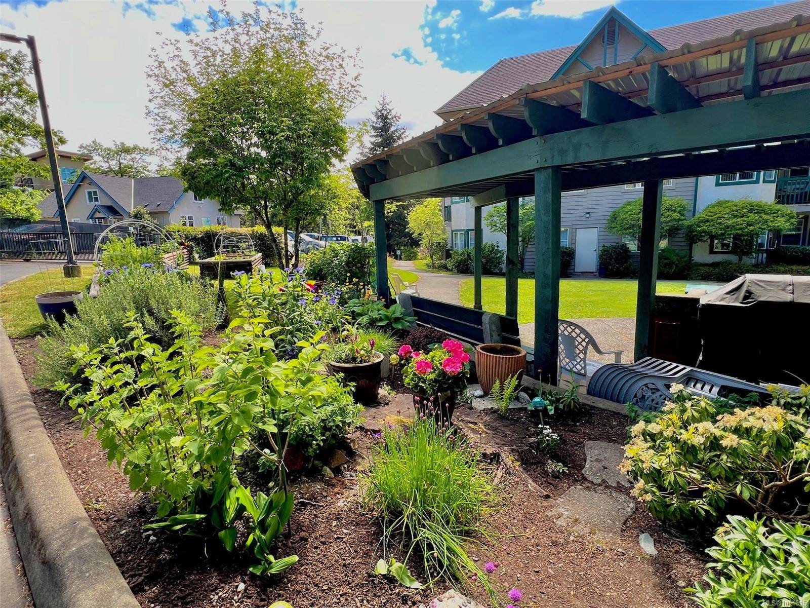 View Royal, BC V9B 1G5,290 Island Hwy #317