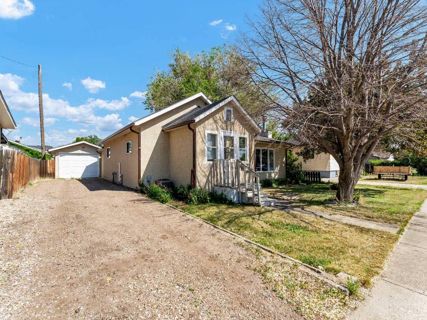 Redcliff, AB T0J2P0,325 1 ST SW