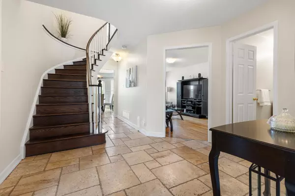 Mississauga, ON L5N 7N4,7202 Black Walnut TRL