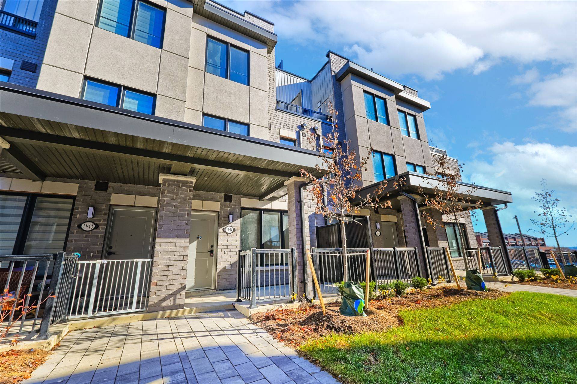 Bradford West Gwillimbury, ON L3Z 4M5,11 Baynes WAY #14