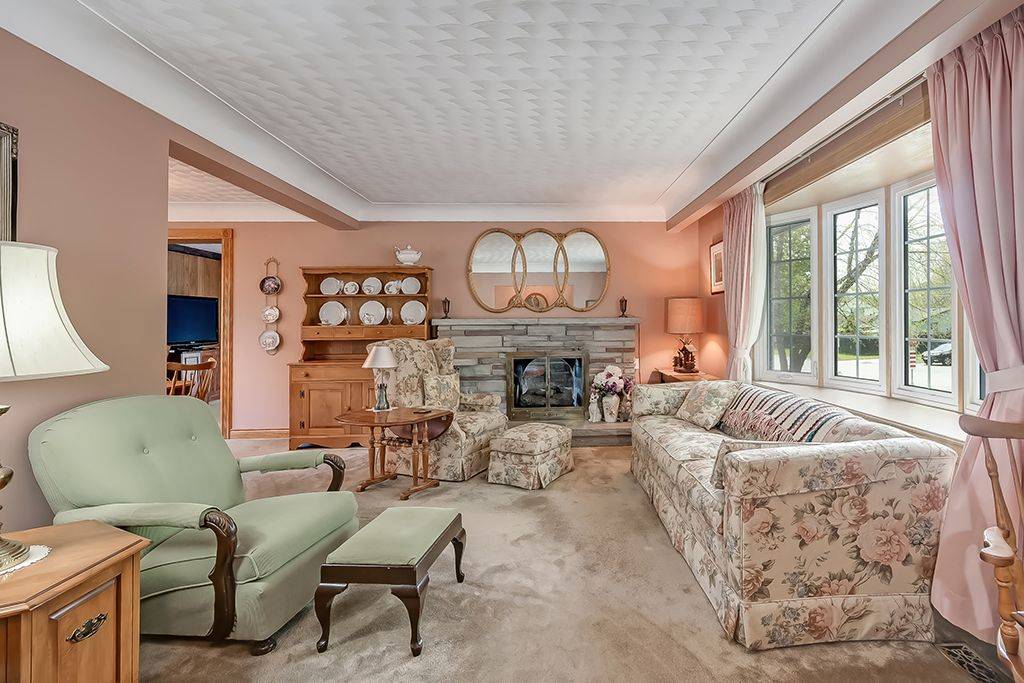 Burlington, ON L7L 2E2,327 Strathcona DR