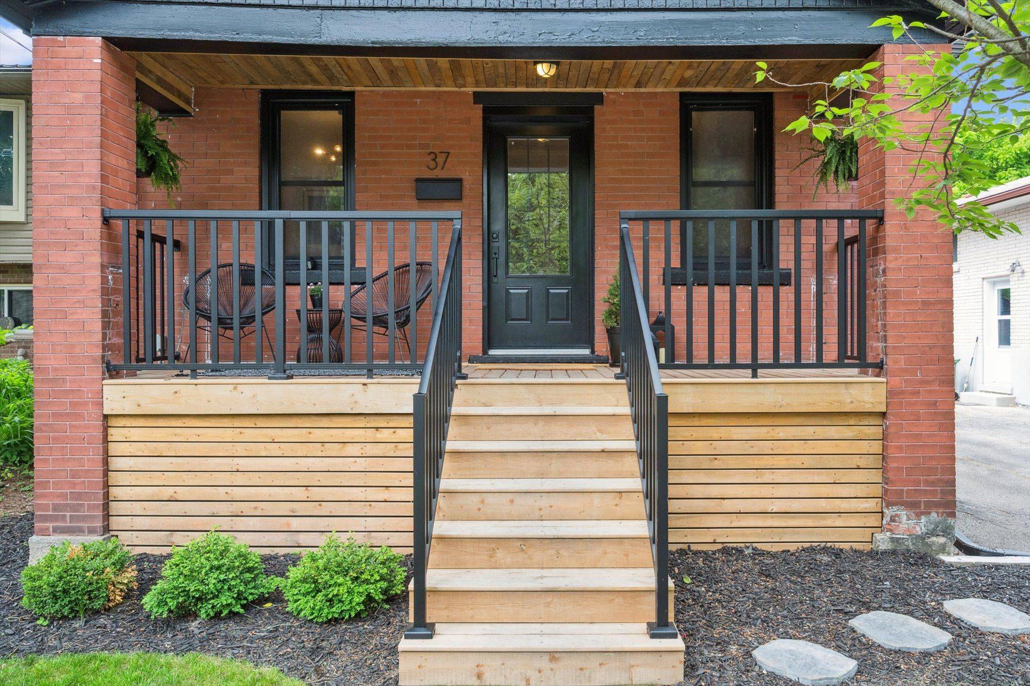 Guelph, ON N1E 5L3,37 HURON ST