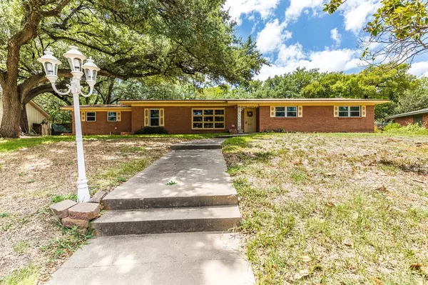2324 Wooded Acres Drive,  Waco,  TX 76710
