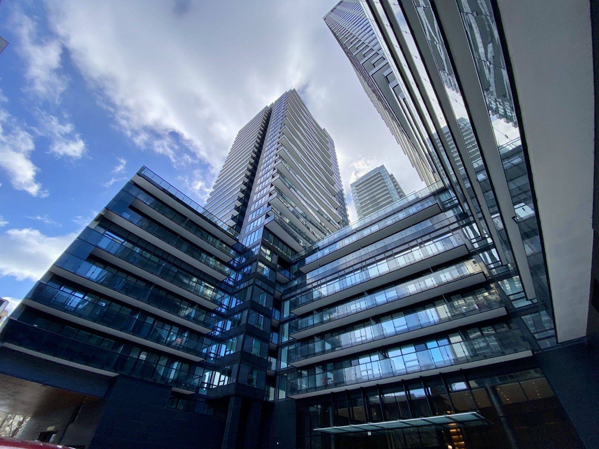 Toronto C10, ON M4P 1V3,117 Broadway AVE #201