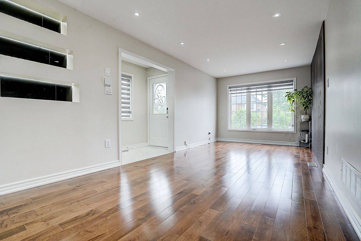 Toronto E11, ON M1X 1W9,34 Hyacinth CRES