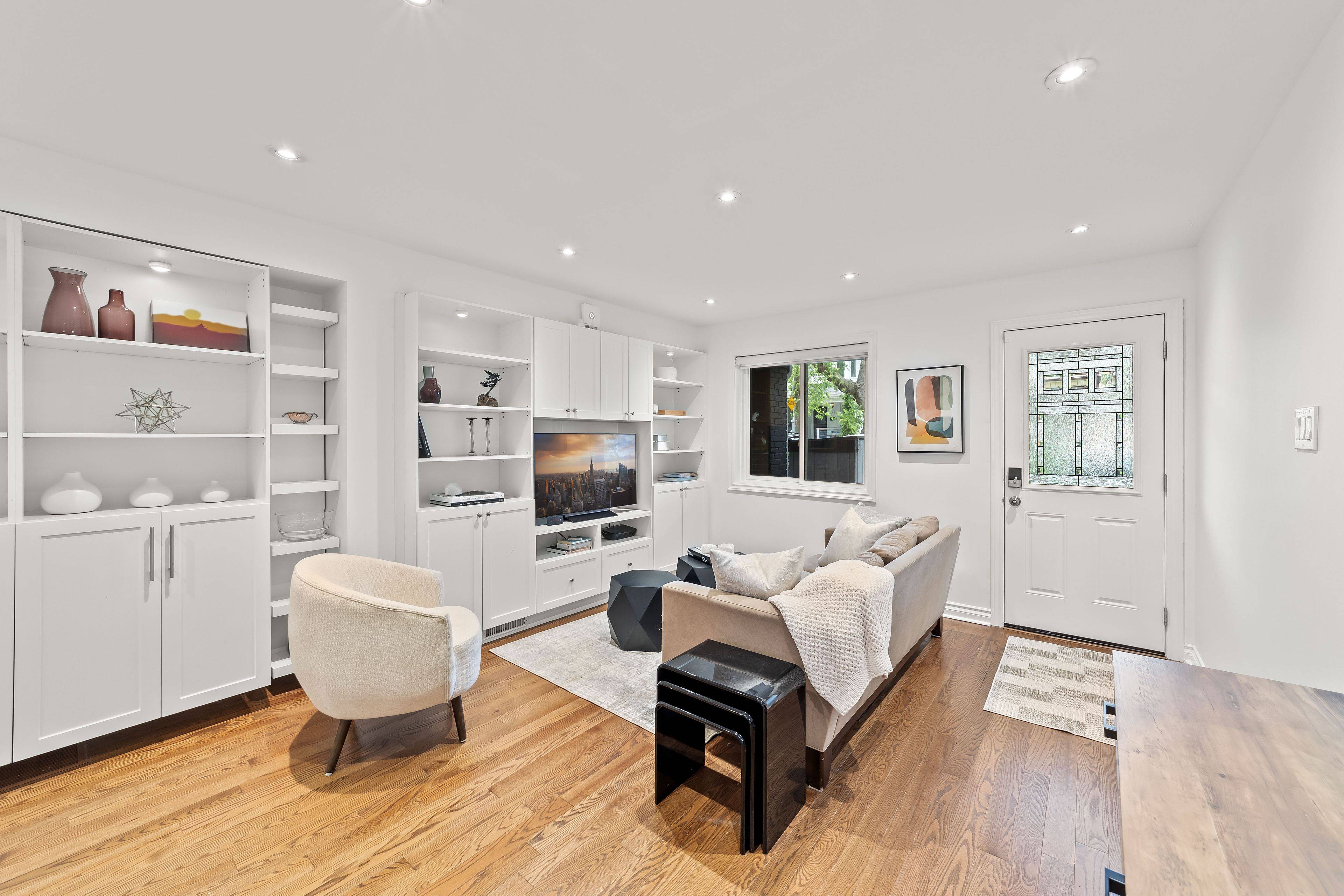 Toronto E01, ON M4L 2M2,10 Alton AVE