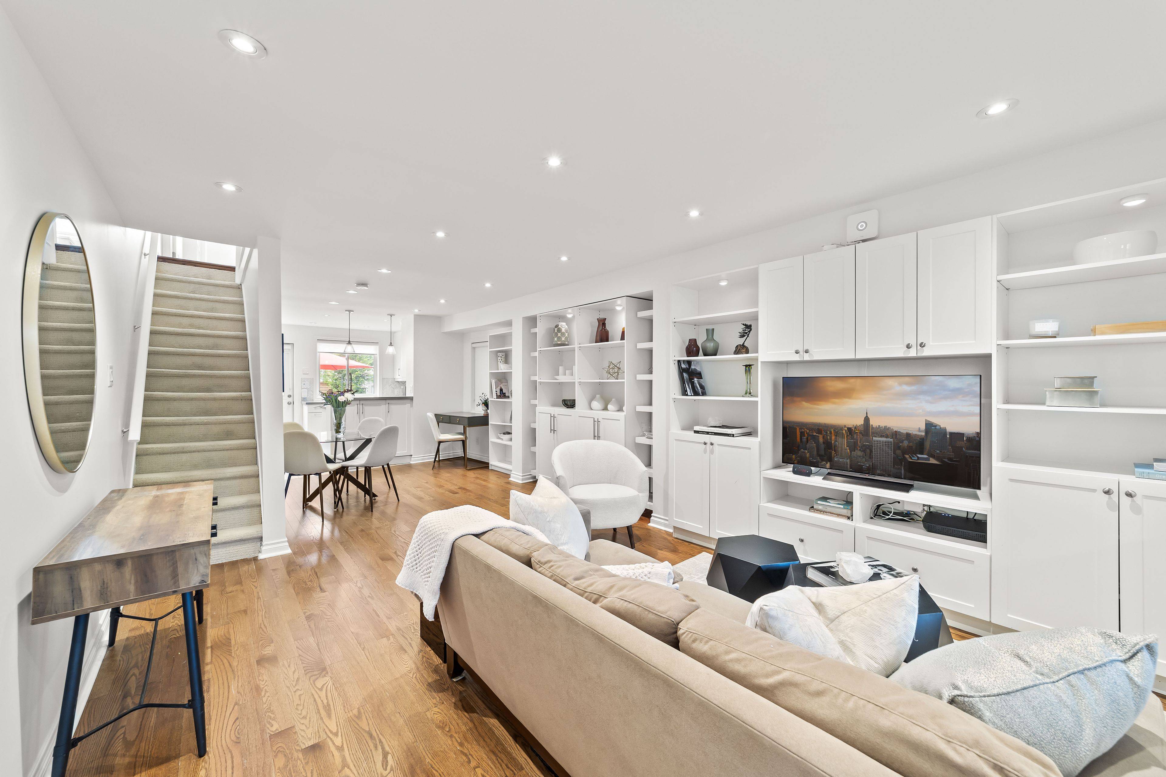 Toronto E01, ON M4L 2M2,10 Alton AVE