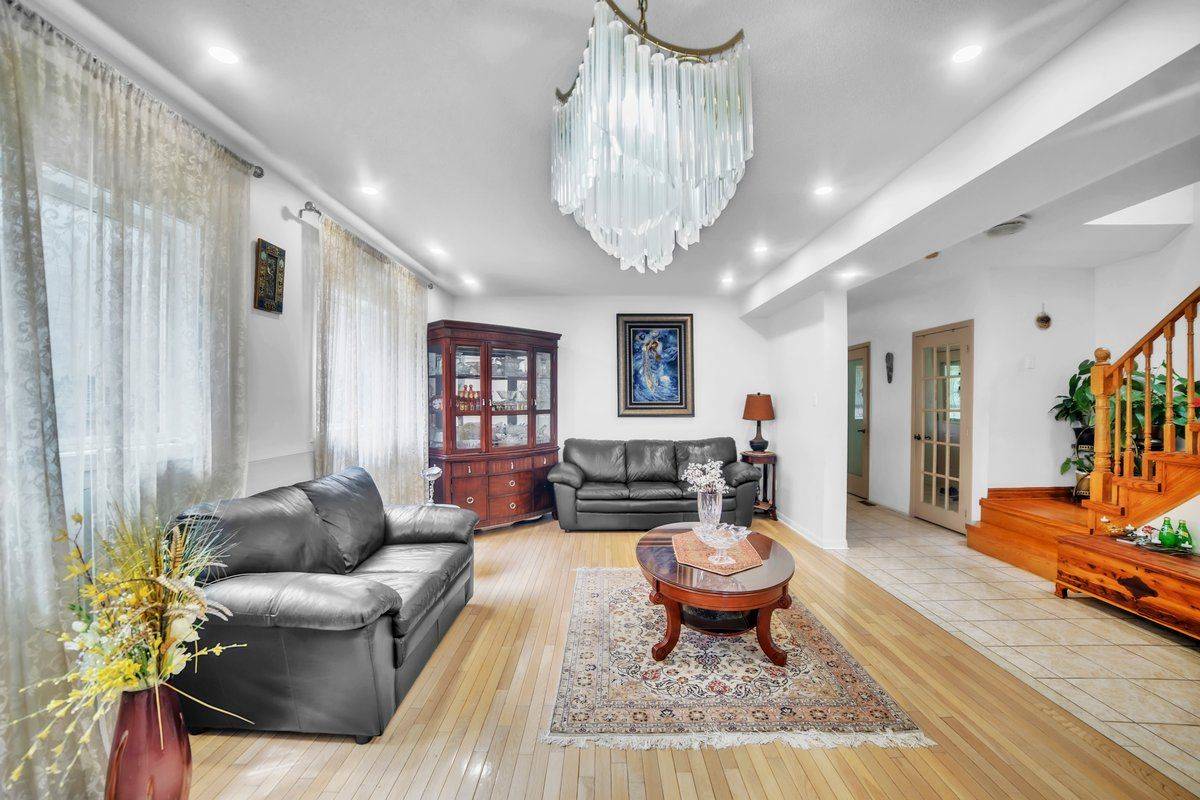 Newmarket, ON L3X 2K3,765 Dillman AVE
