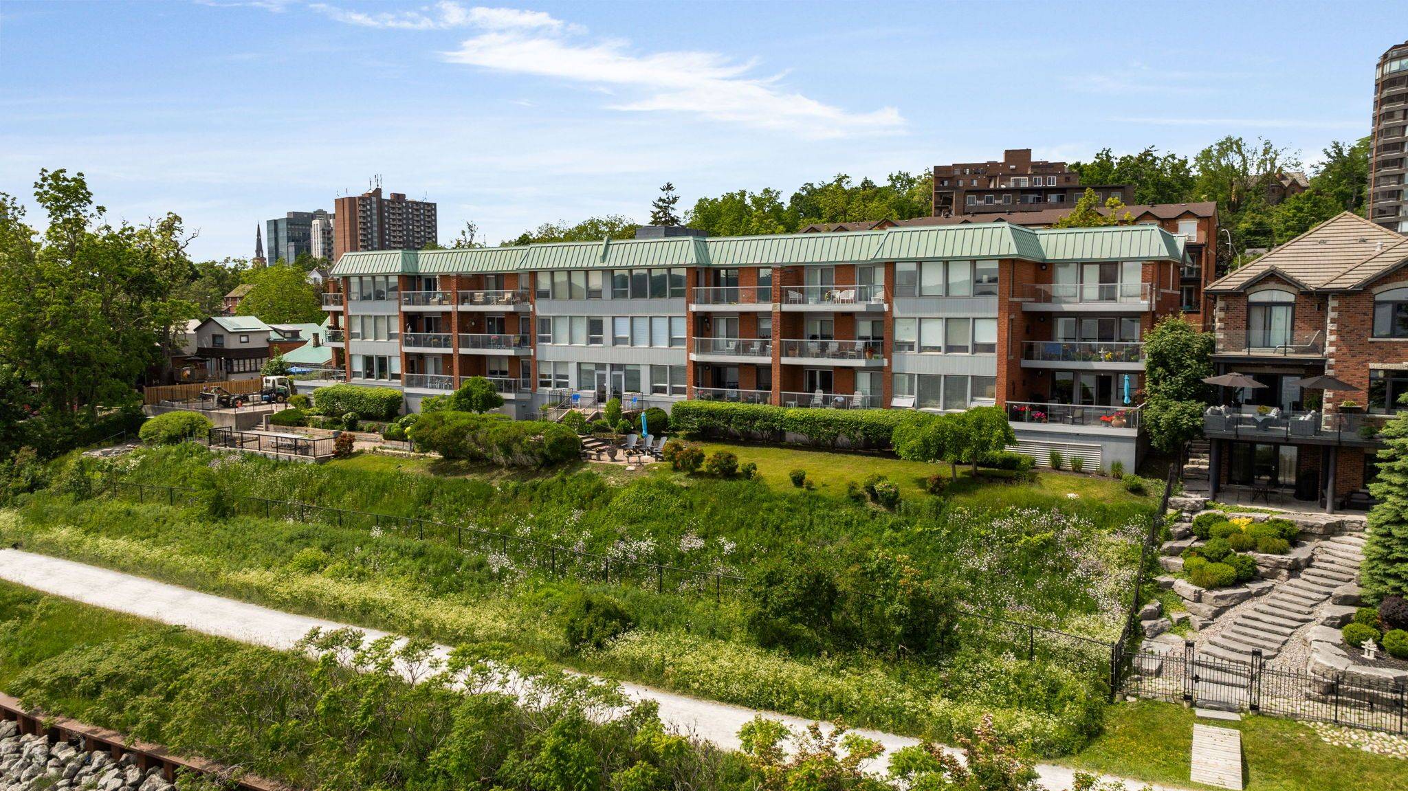 Barrie, ON L4M 1B8,21 Kempenfelt DR #104