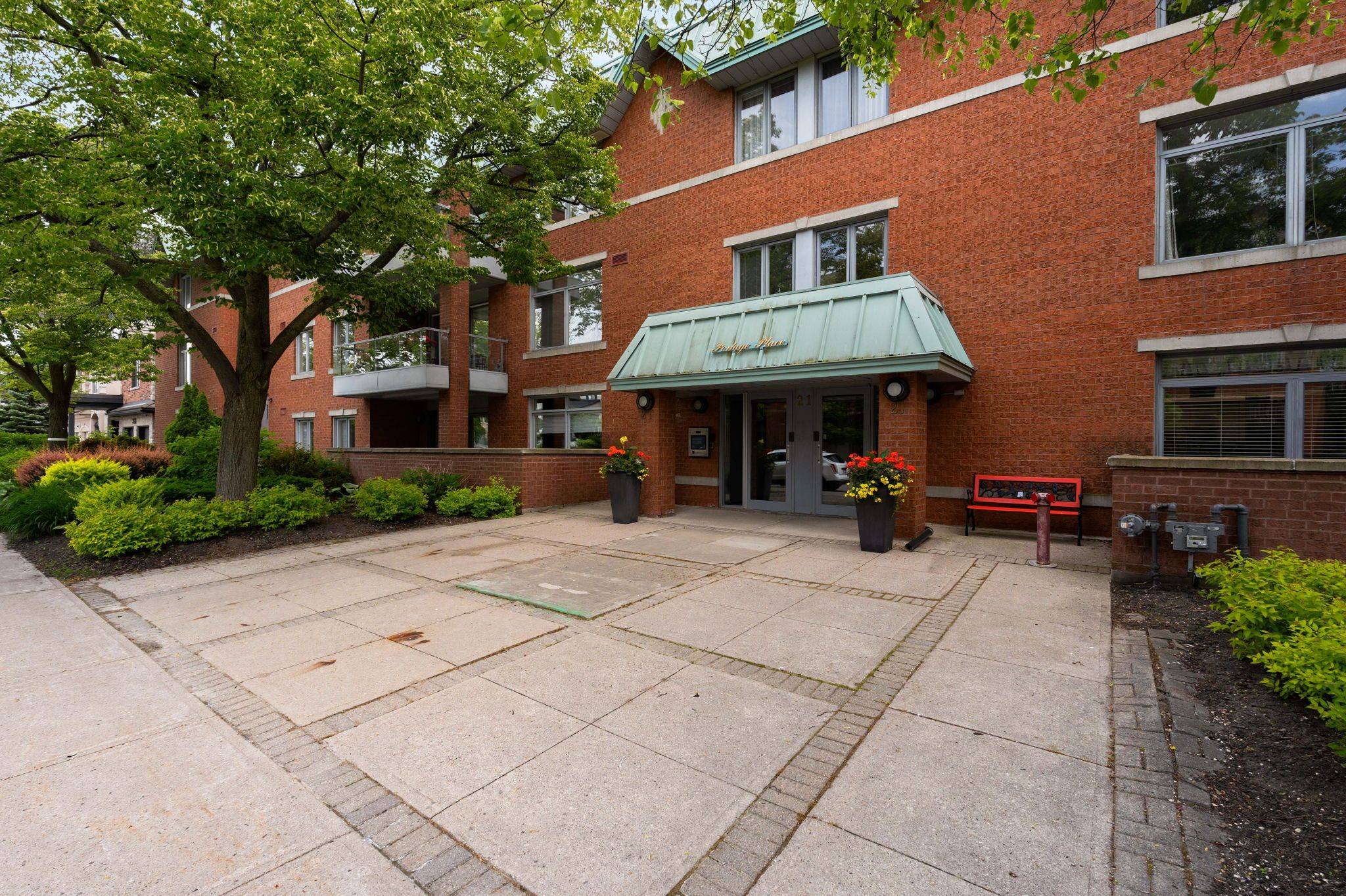 Barrie, ON L4M 1B8,21 Kempenfelt DR #104