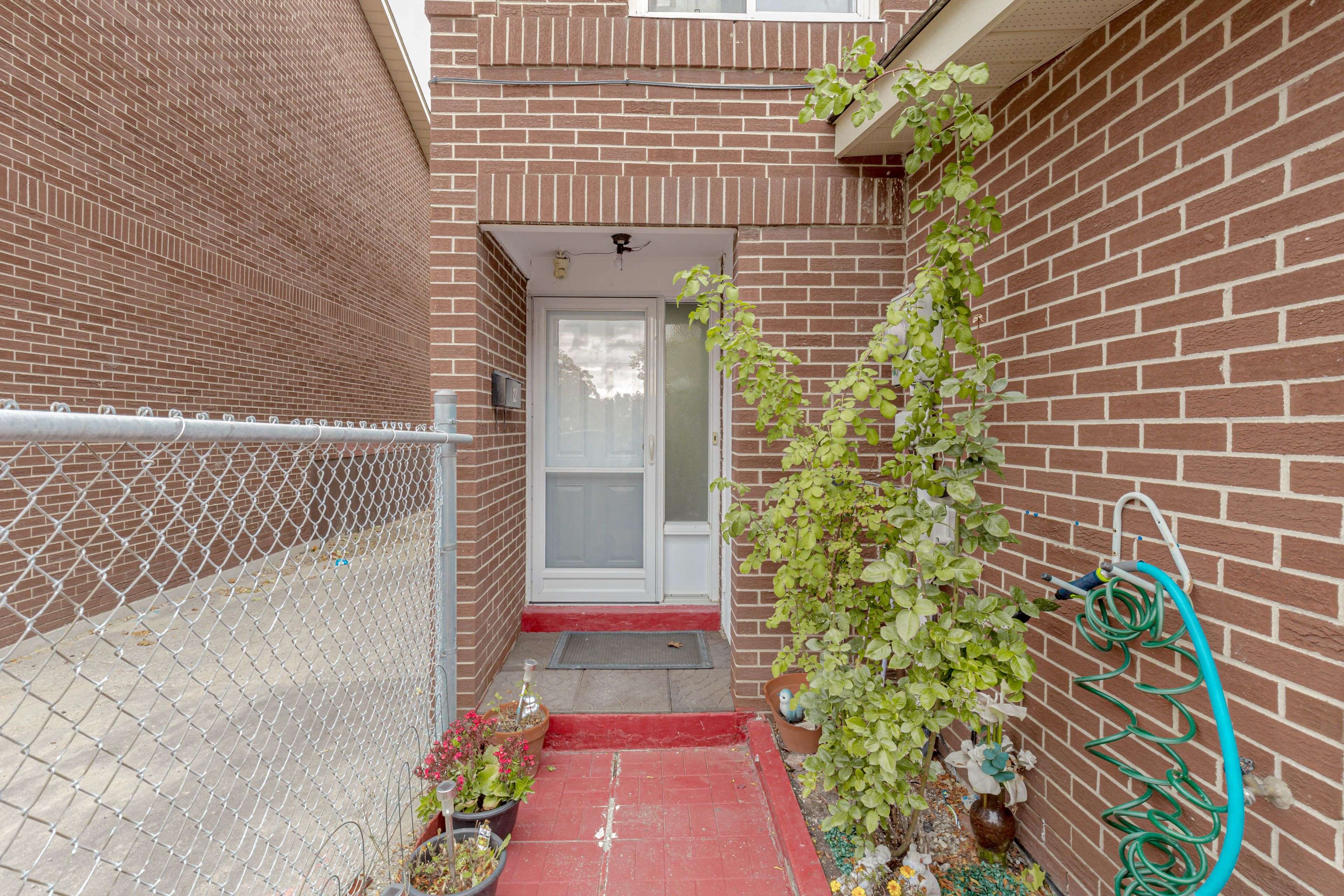 Brampton, ON L6T 3A5,12 Eden PARK S #12