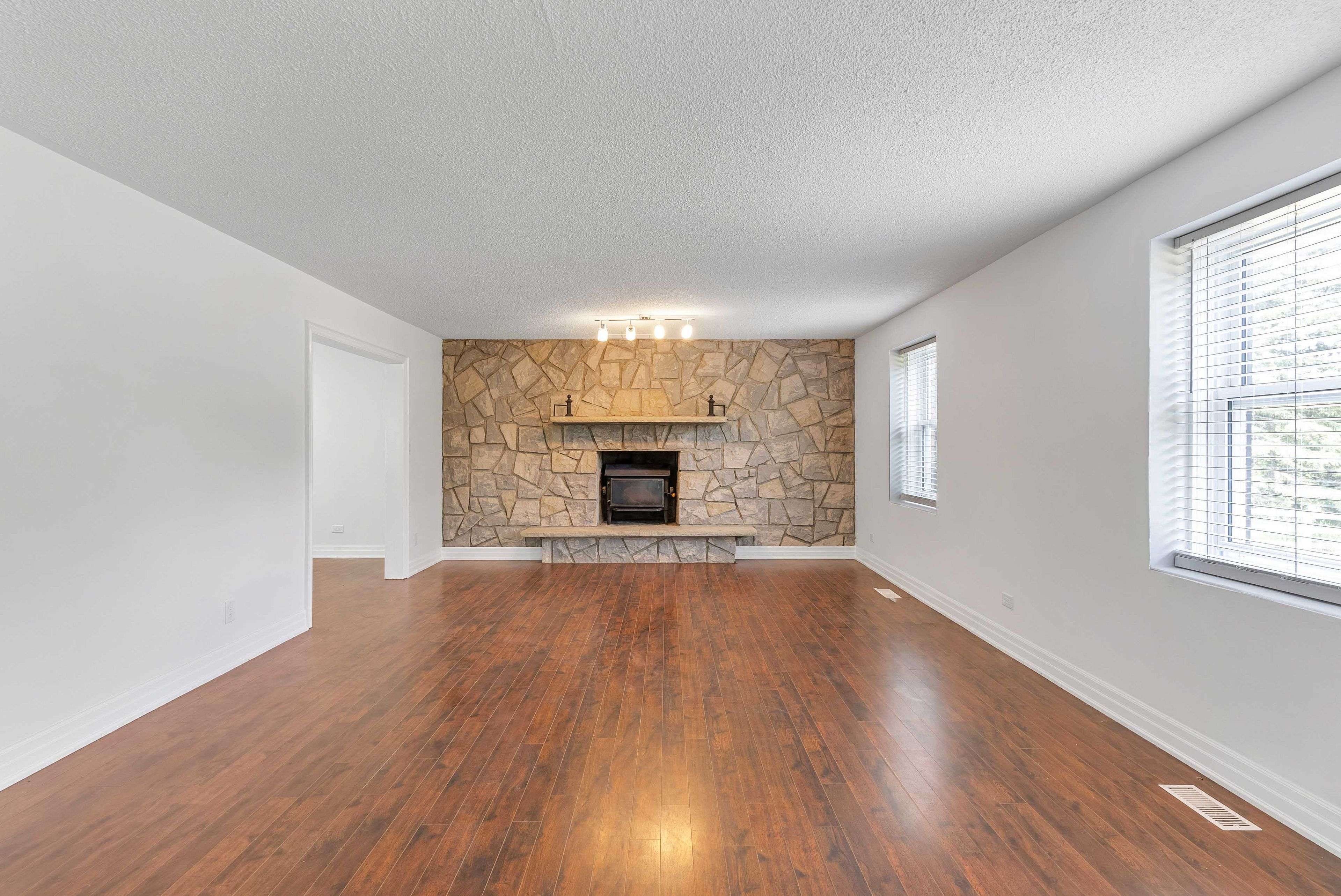 Mono, ON L9V 1E6,427194 25th Side Road