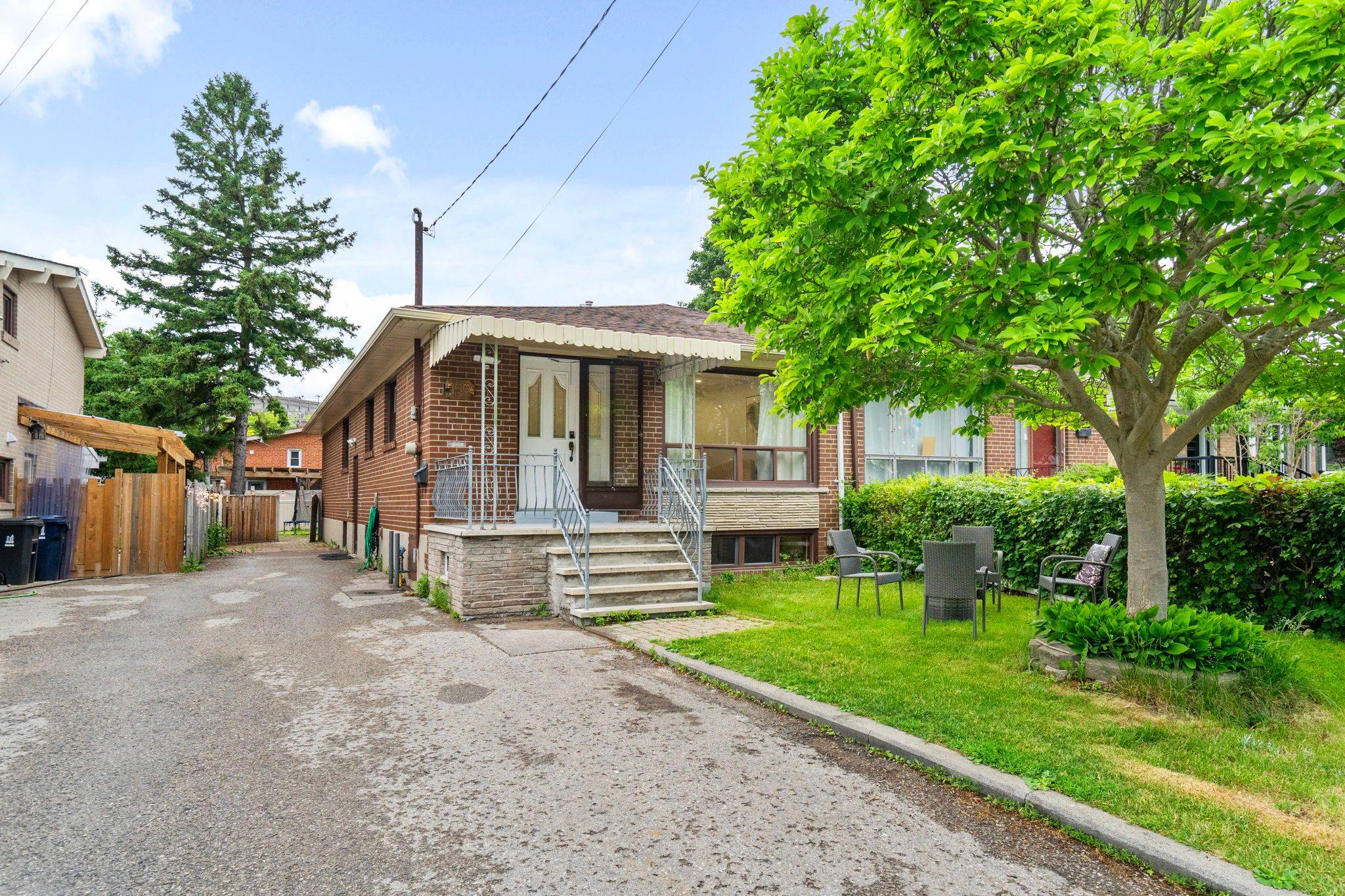 Toronto C13, ON M3A 2E3,155 Roywood DR