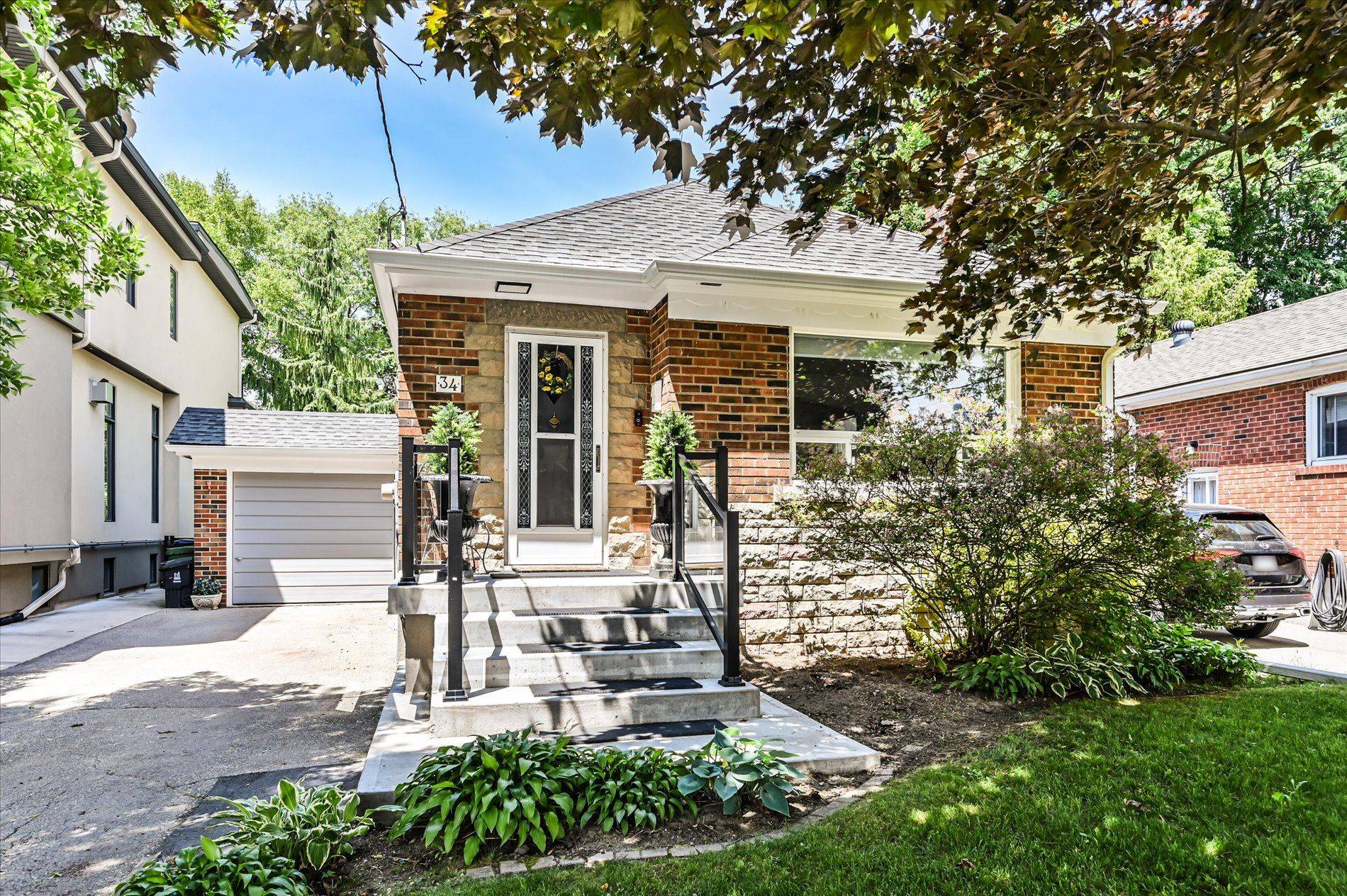 34 Ferris RD, Toronto E03, ON M4B 1G3