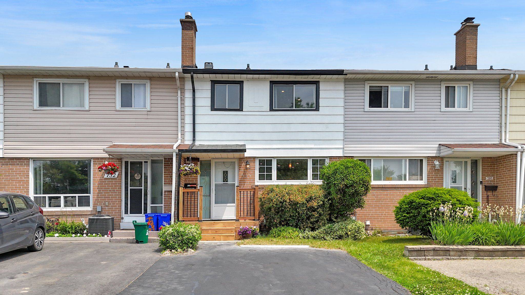 Pickering, ON L1W 1G3,732A Krosno BLVD