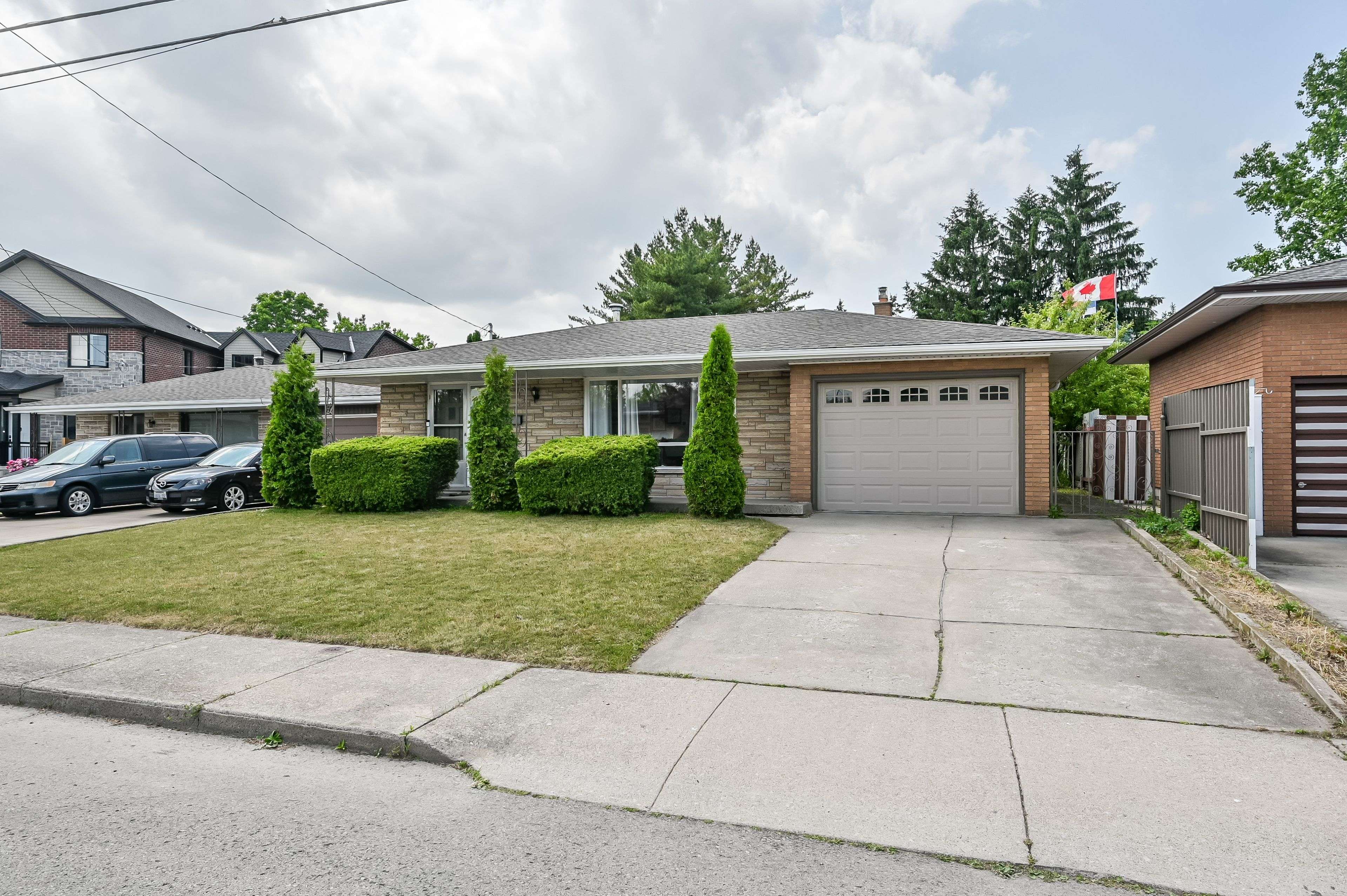 Hamilton, ON L8K 3X6,18 Gardenia CT