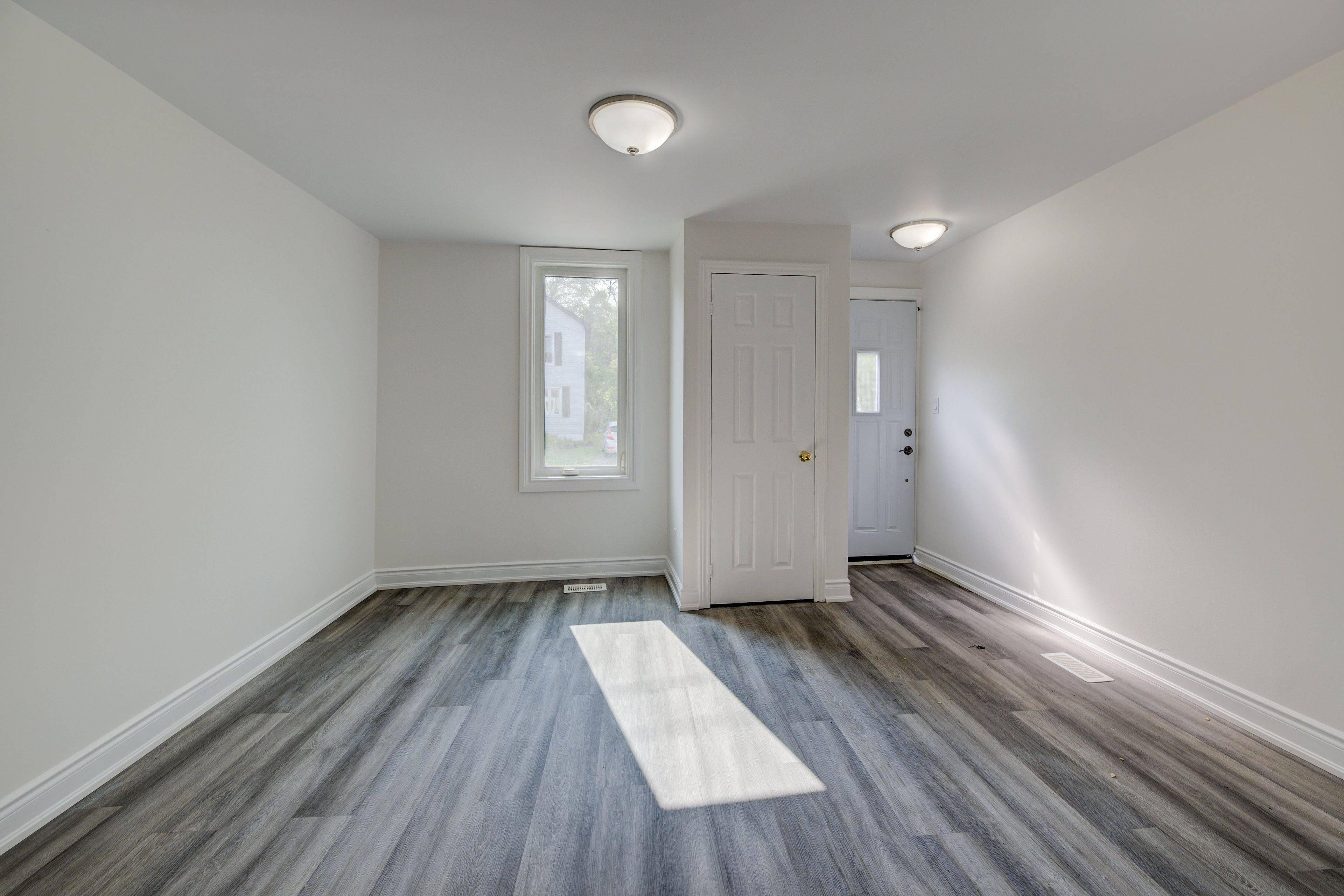Hamilton, ON L8R 3G2,57 1/2 Breadalbane ST
