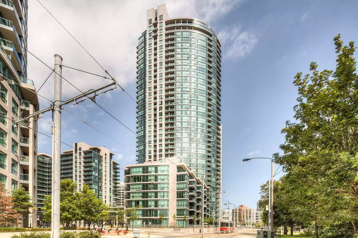 Toronto C01, ON M5V 4A1,215 Fort York BLVD #2706