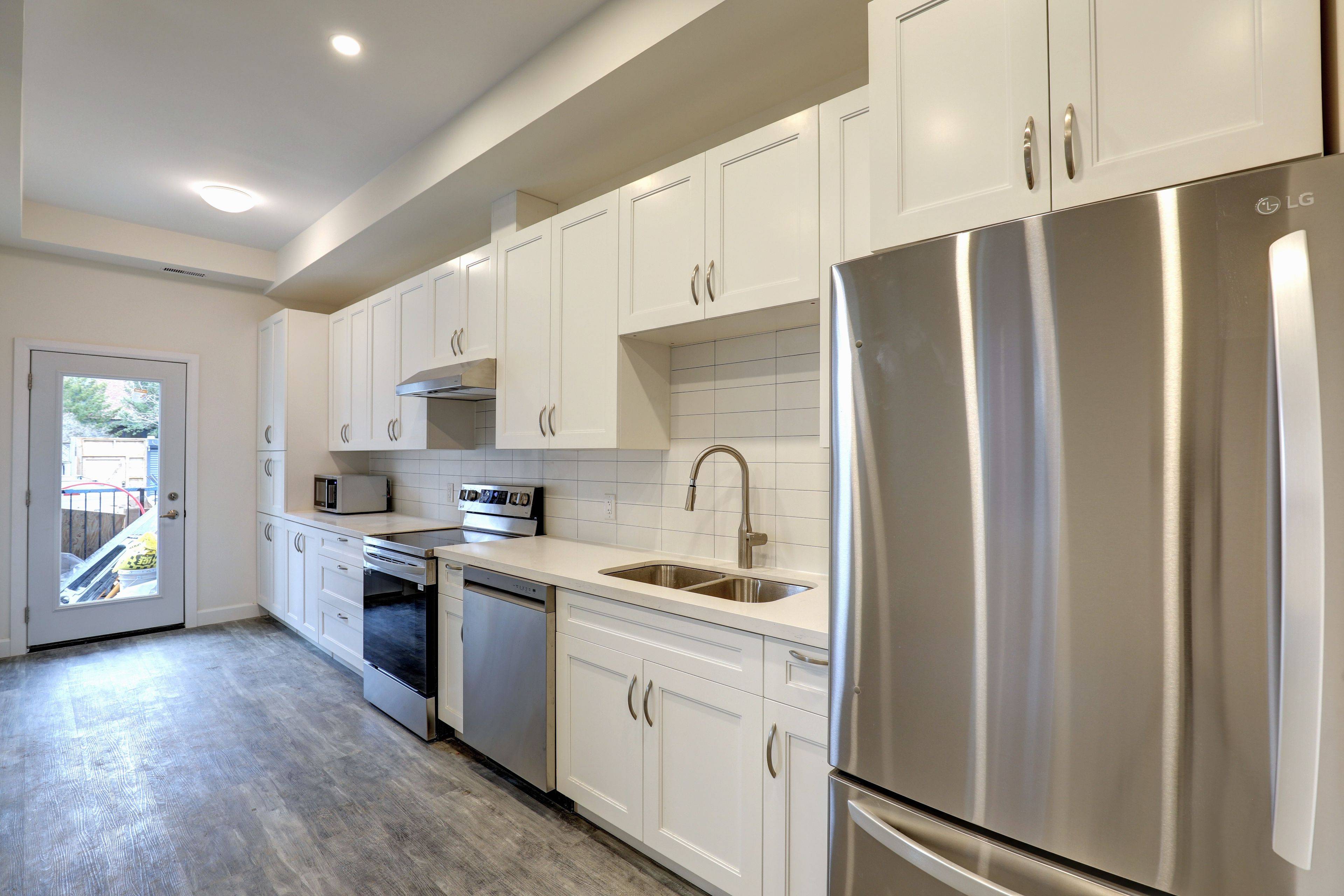 Toronto C01, ON M5S 2R1,620 Bathurst ST #C