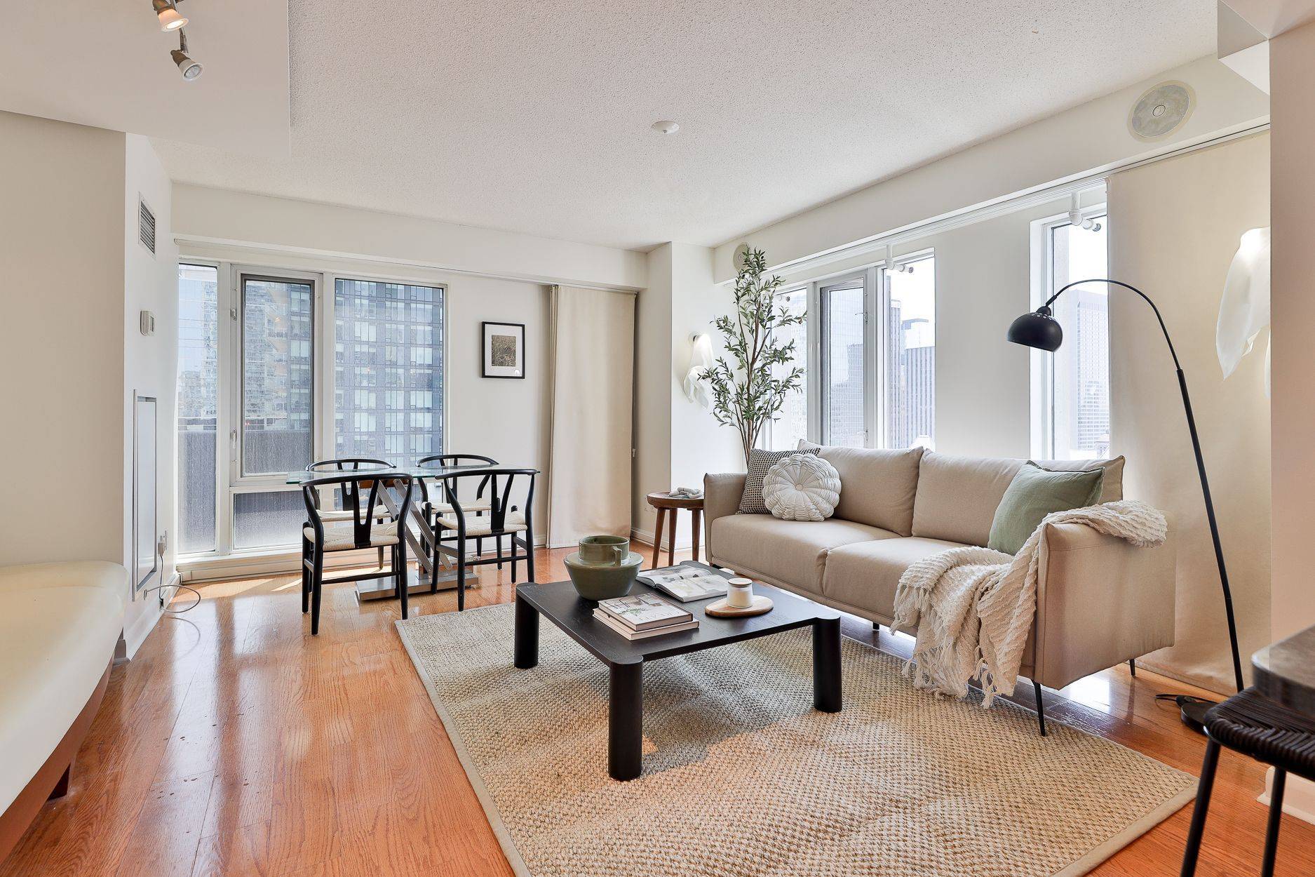 Toronto C08, ON M5B 1V8,210 Victoria ST #1811