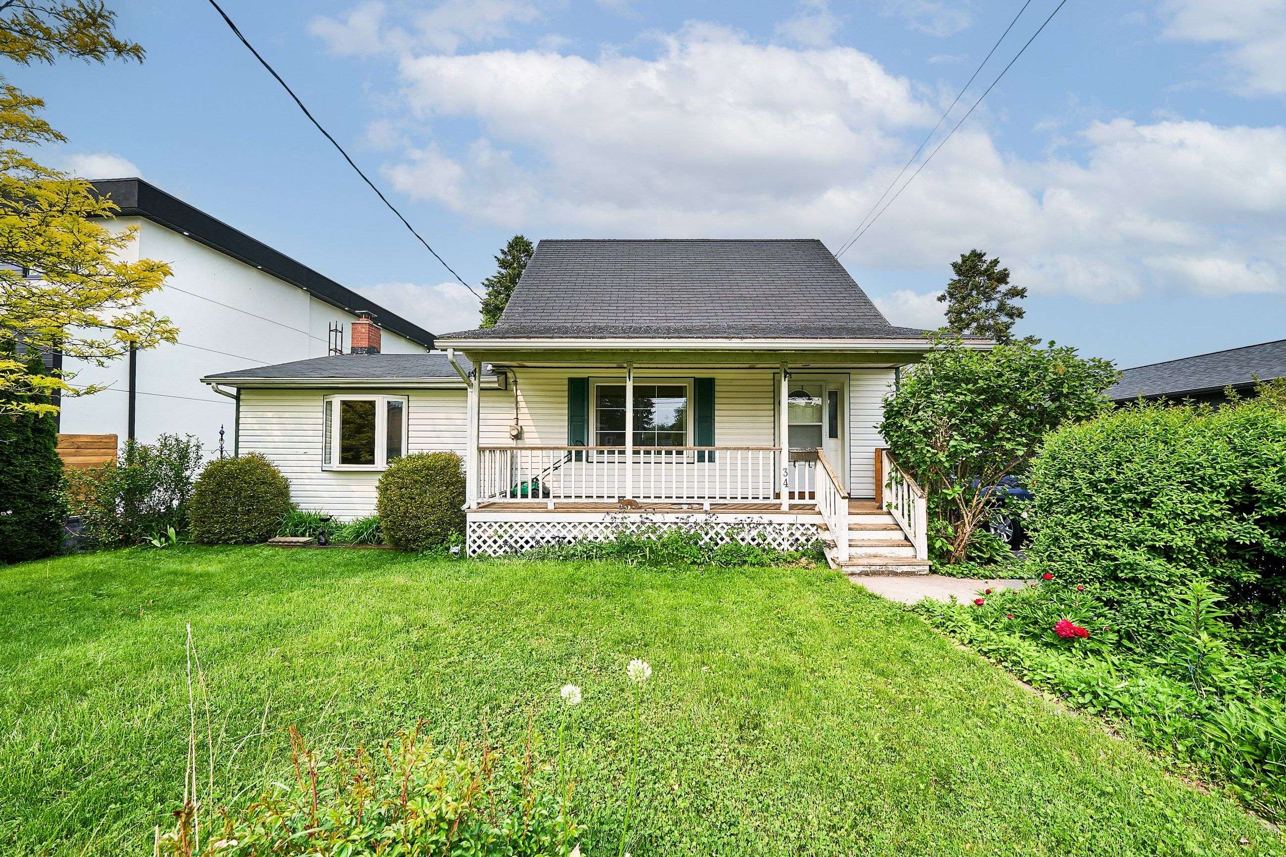 Whitby, ON L1N 3L1,34 Scott ST