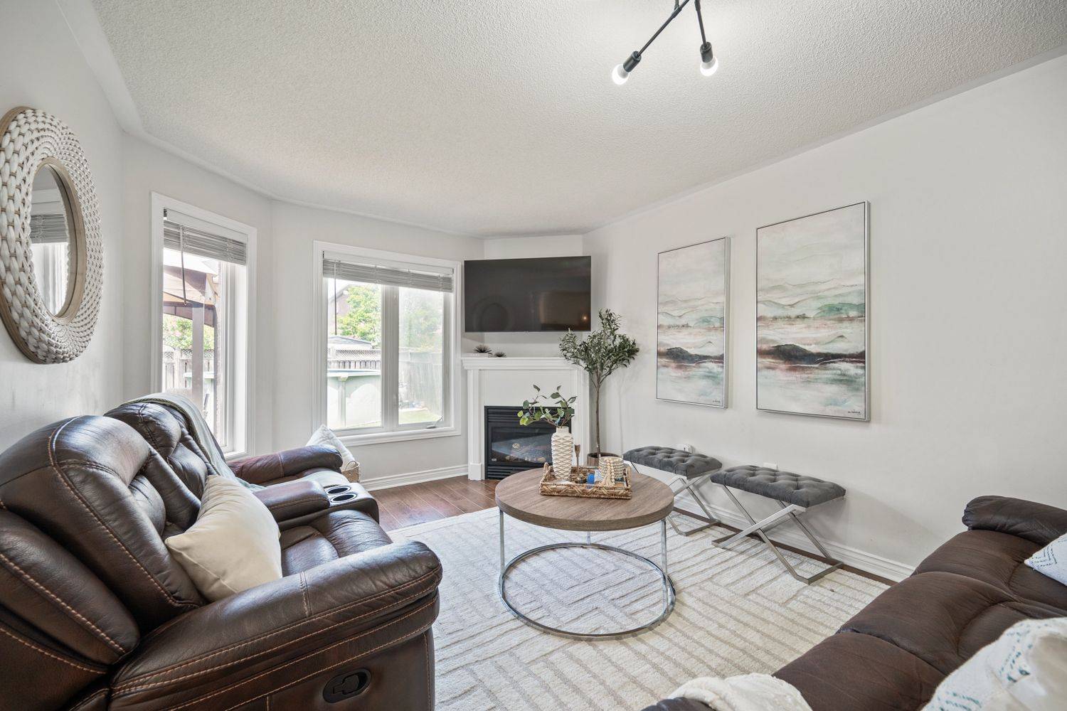 Whitby, ON L1R 3A9,6 Lurosa CRES