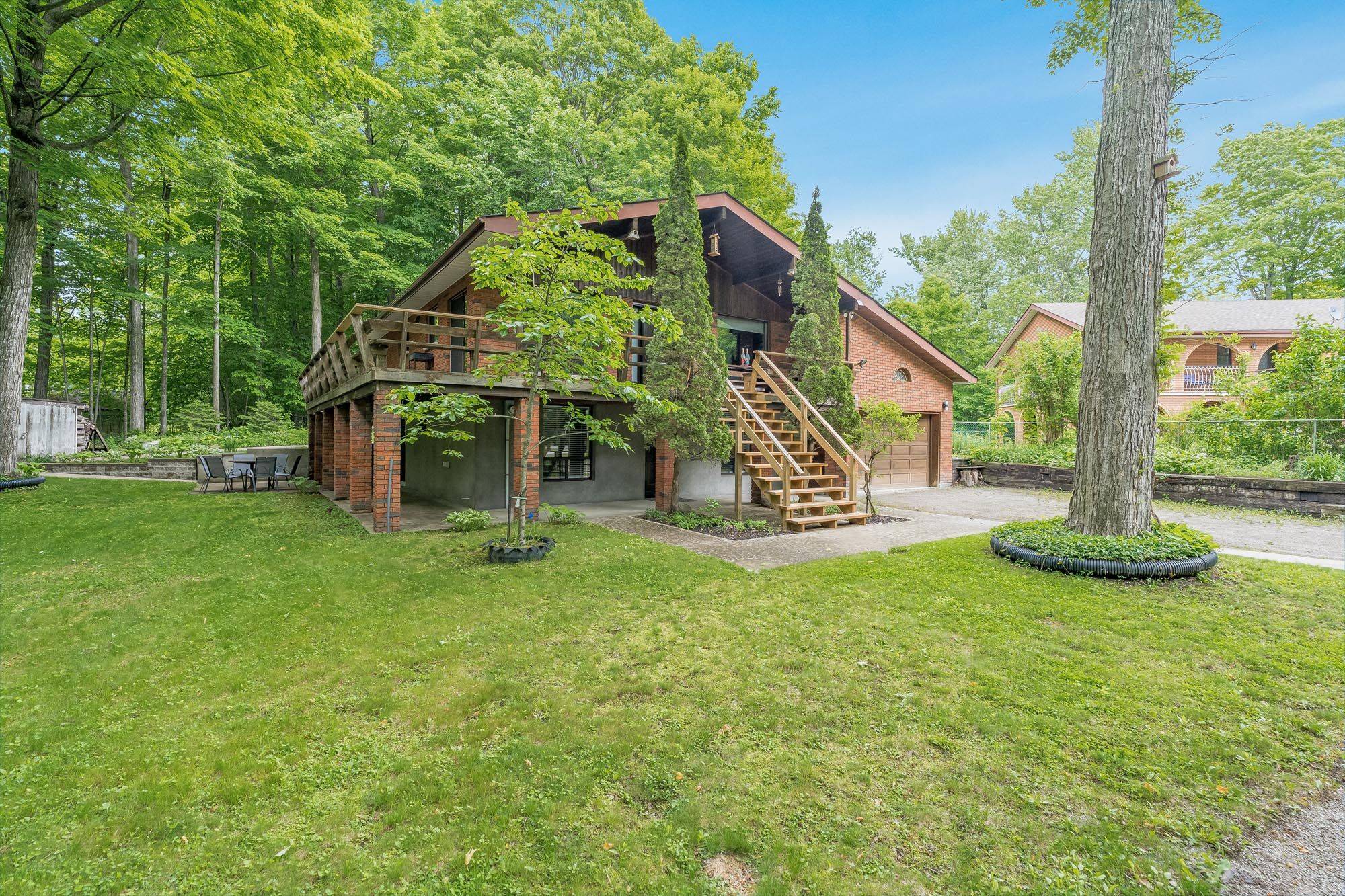 Tiny, ON L9M 0H3,8 Celestine CT