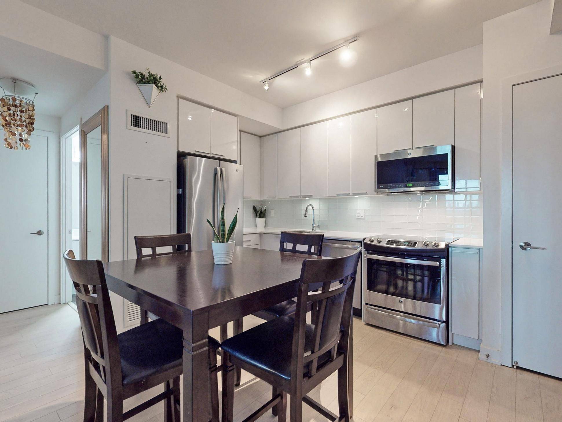 Toronto W06, ON M8Y 3H8,10 Park Lawn RD #905