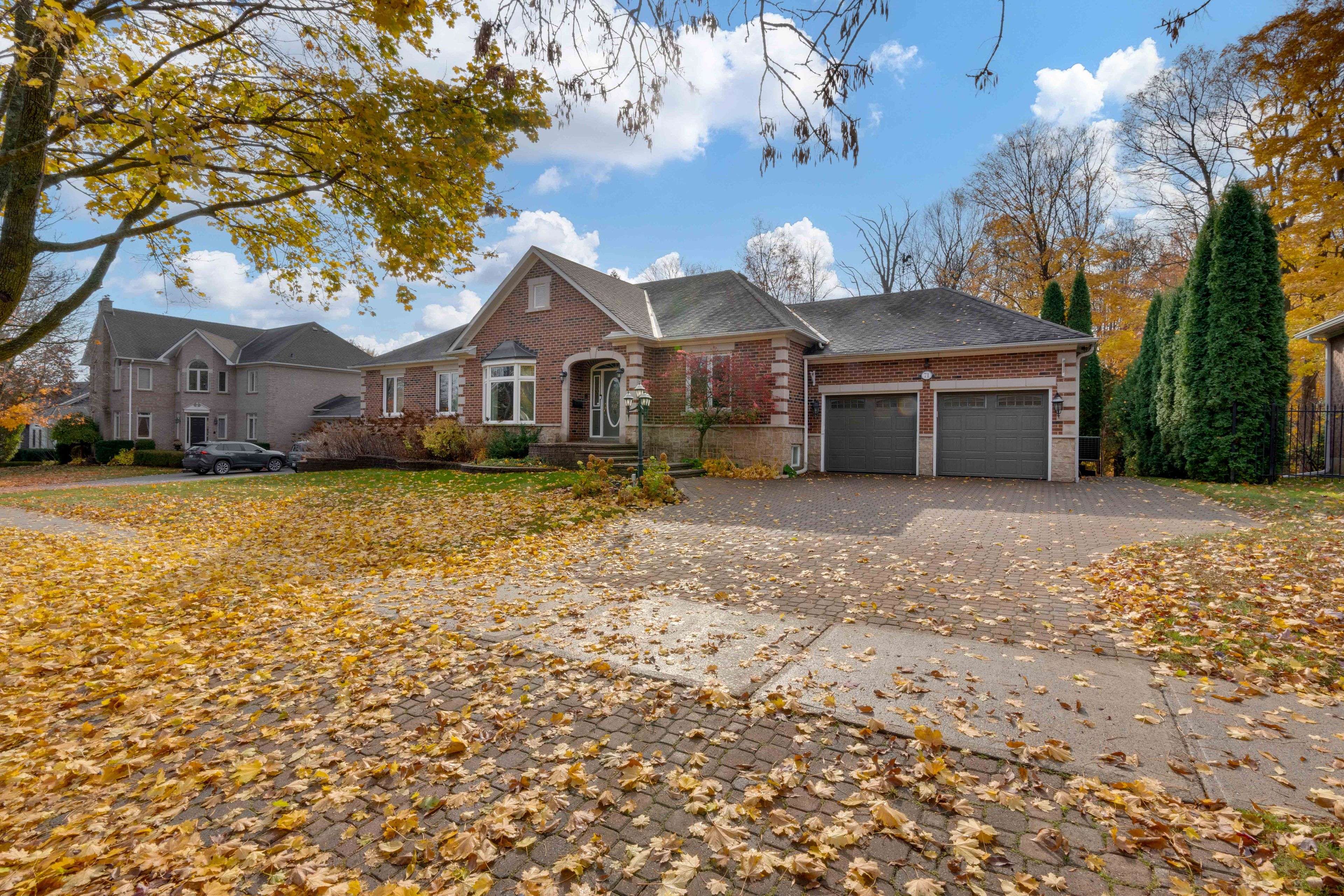 71 Willow Farm LN, Aurora, ON L4G 6K2