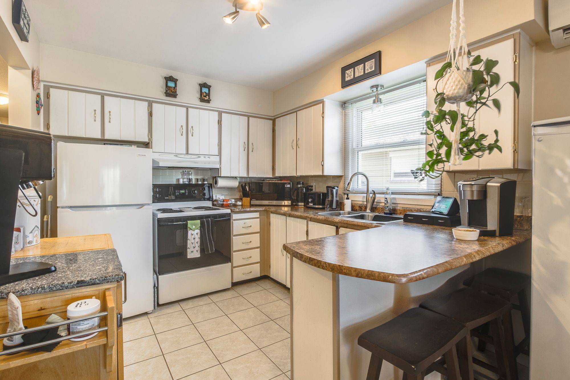 Midland, ON L4R 2T9,206 Lindsay ST