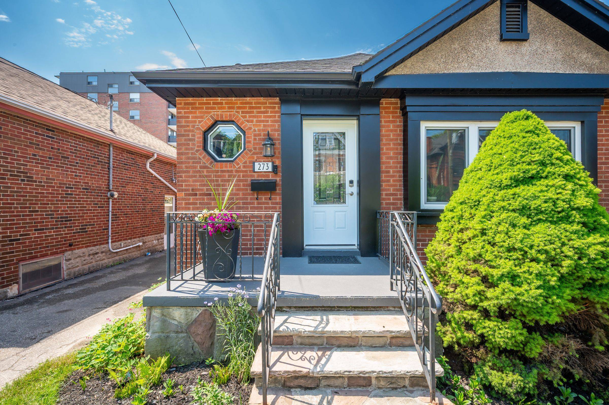 Hamilton, ON L8P 1V9,273 Bold ST