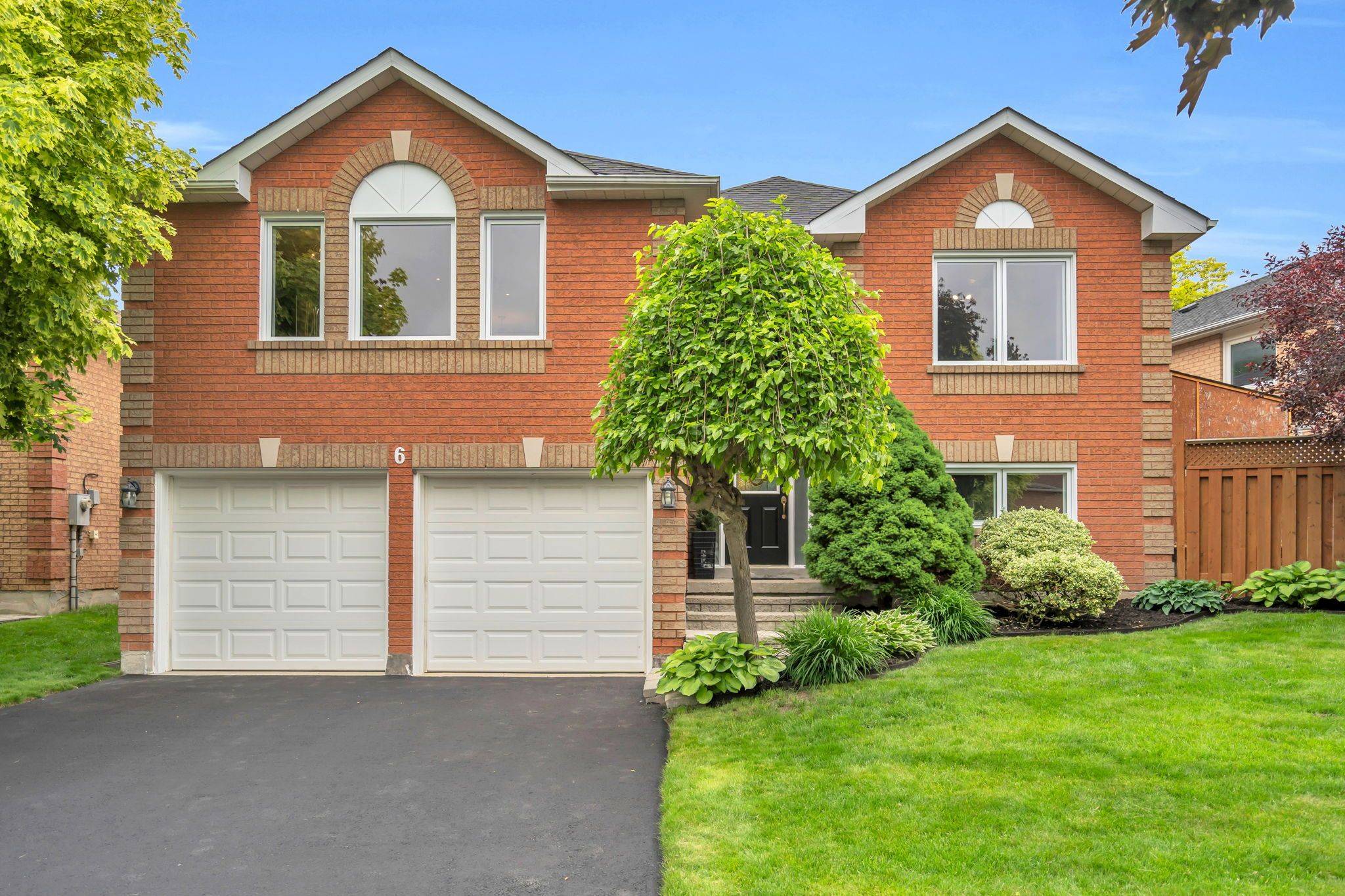 Bradford West Gwillimbury, ON L3Z 2X5,6 Compton CRES
